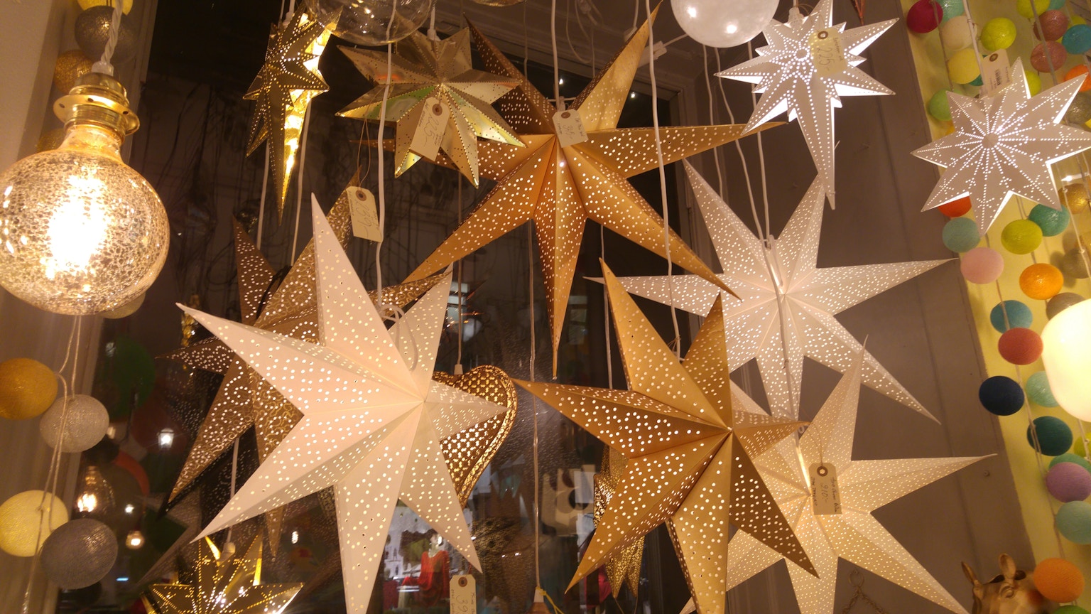 Scena con lampade decorative a forma di stella appese