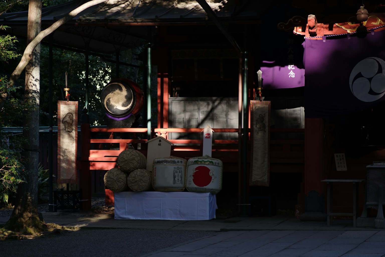Un sanctuaire japonais traditionnel avec des éléments de fond sombre