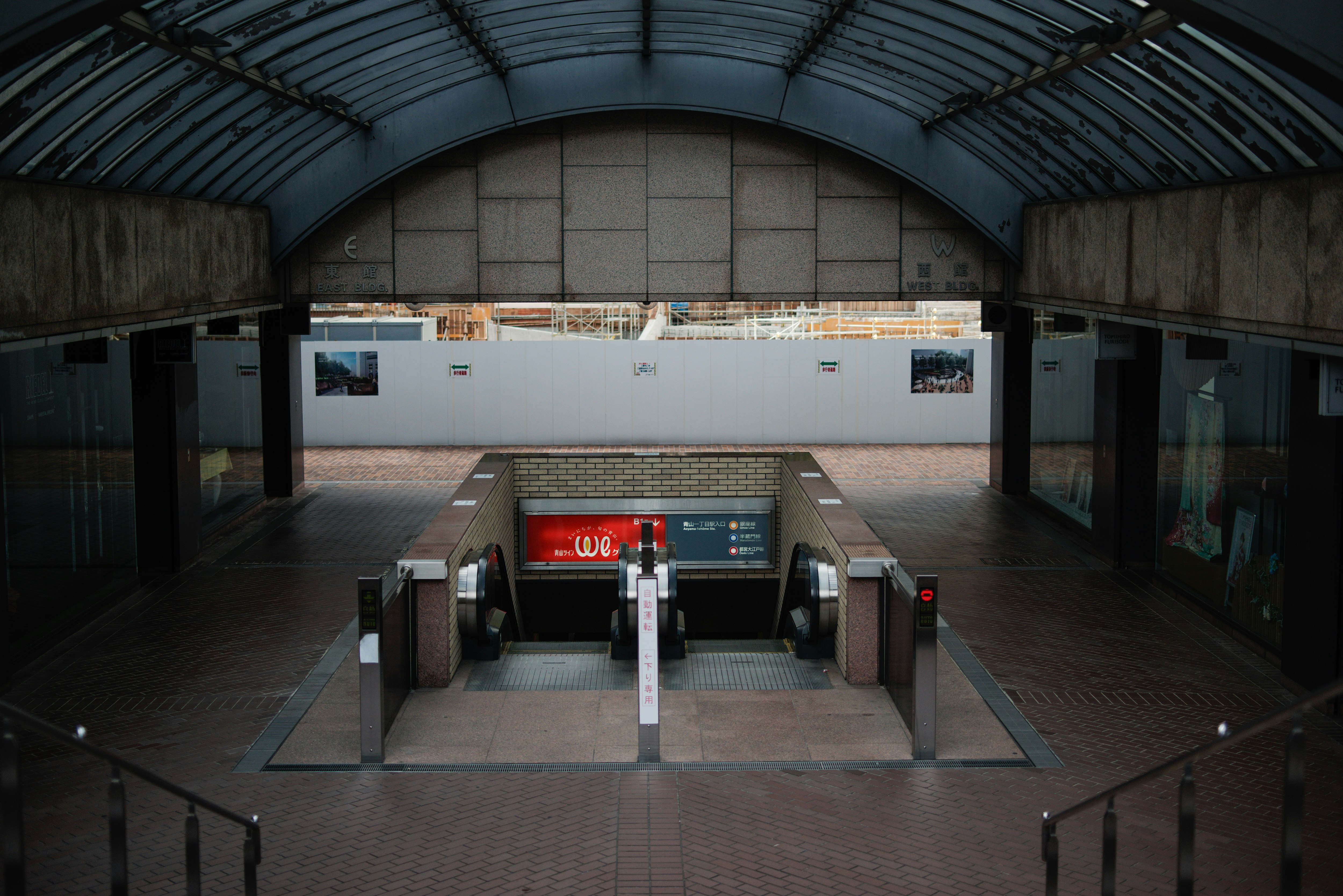 ลานด้านนอกที่ว่างเปล่าและทางเข้าที่ลงไปใต้ดินในภาพเมือง