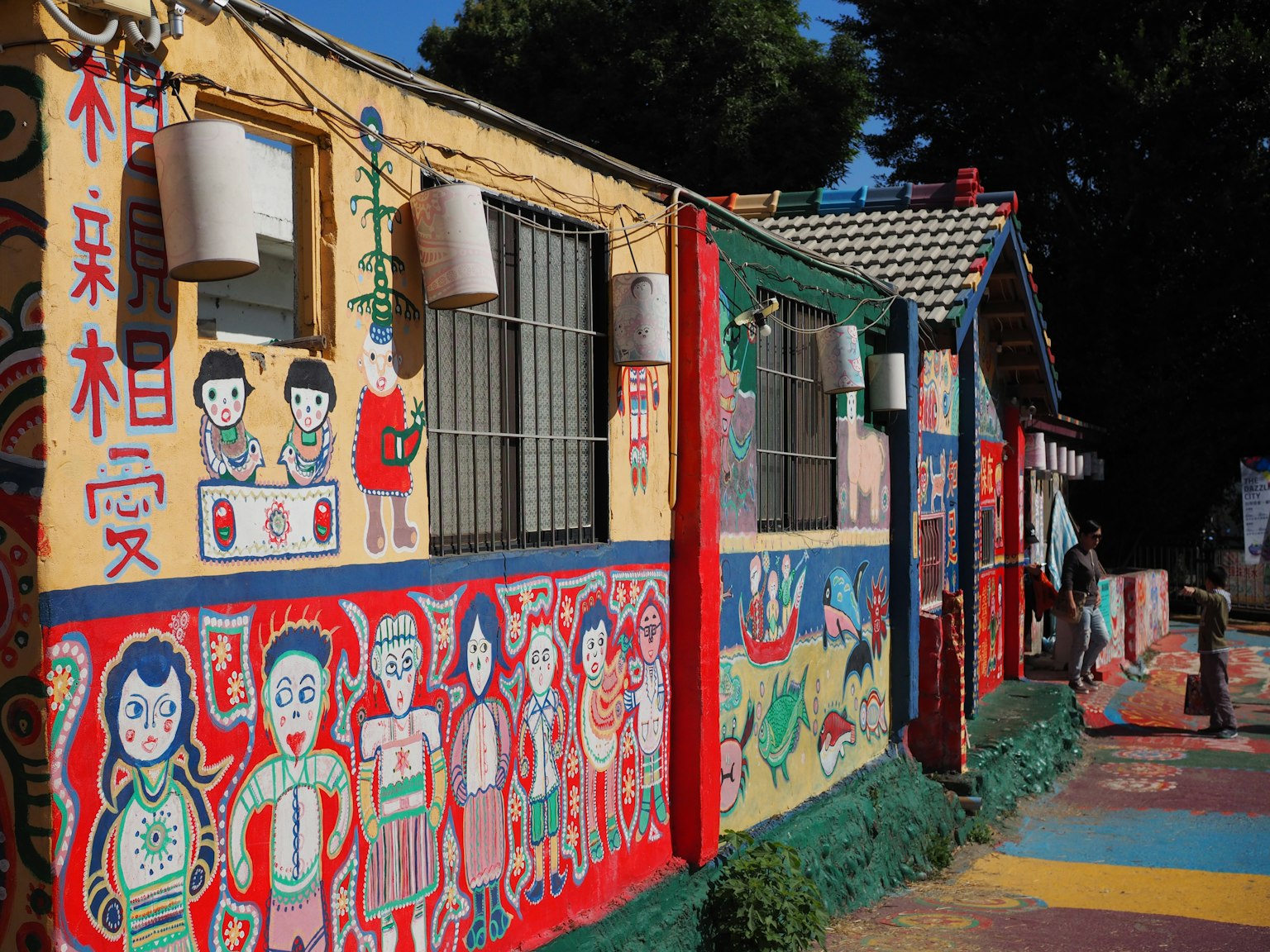 Murales colorati che coprono un'area residenziale con opere d'arte vivaci