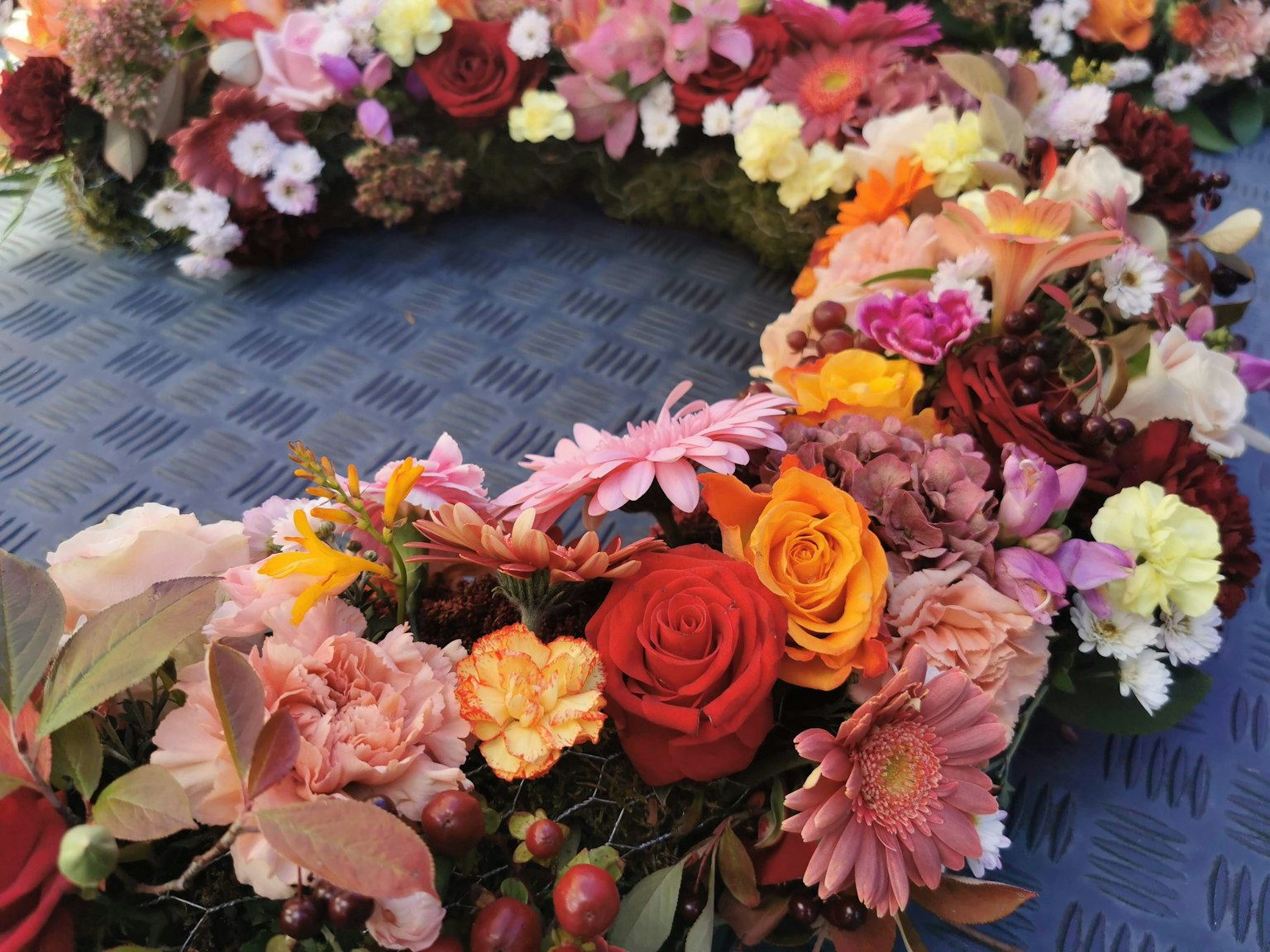 Acercamiento de una corona de flores adornada con flores vibrantes