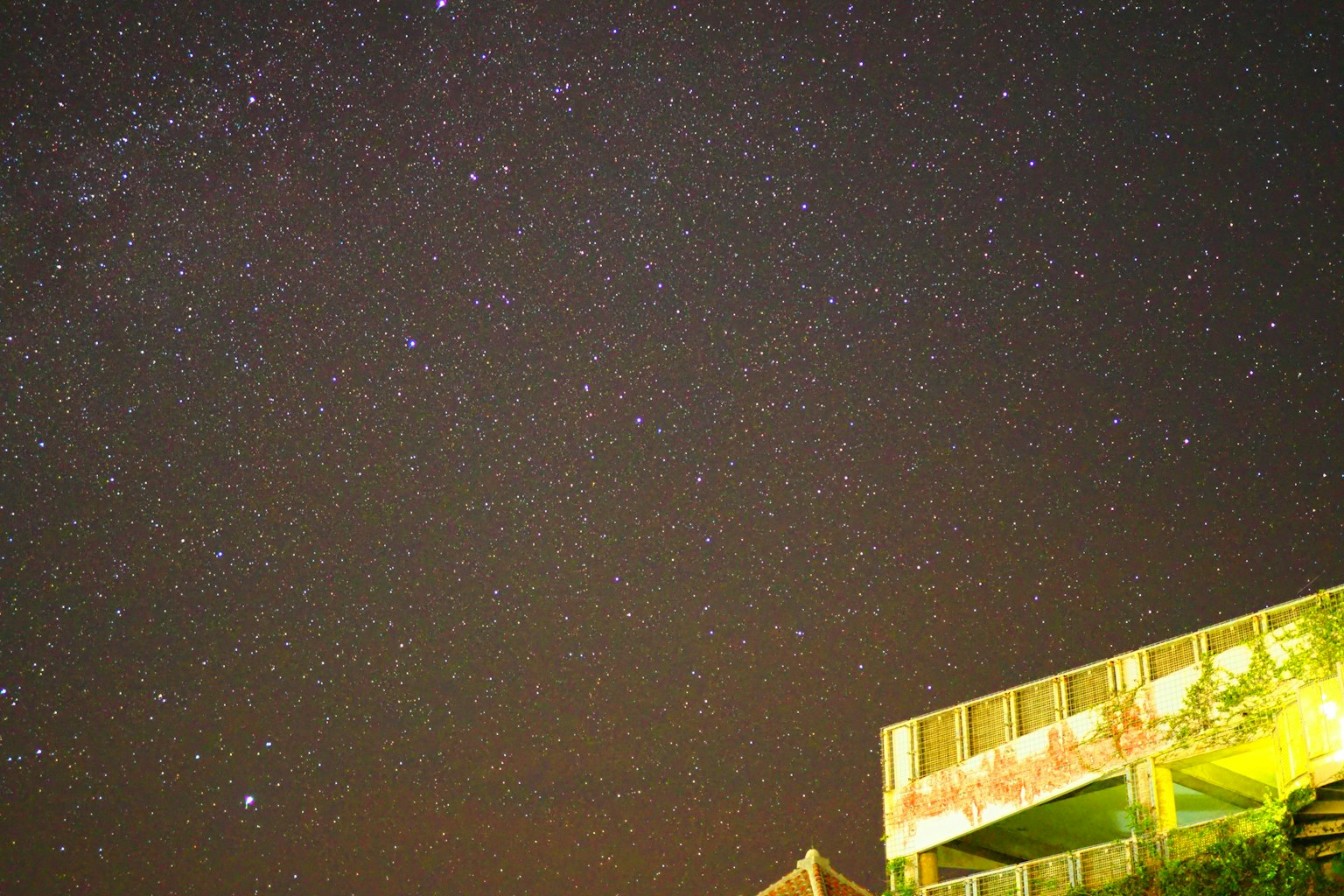 Silhouette eines alten Gebäudes unter einem sternenklaren Himmel