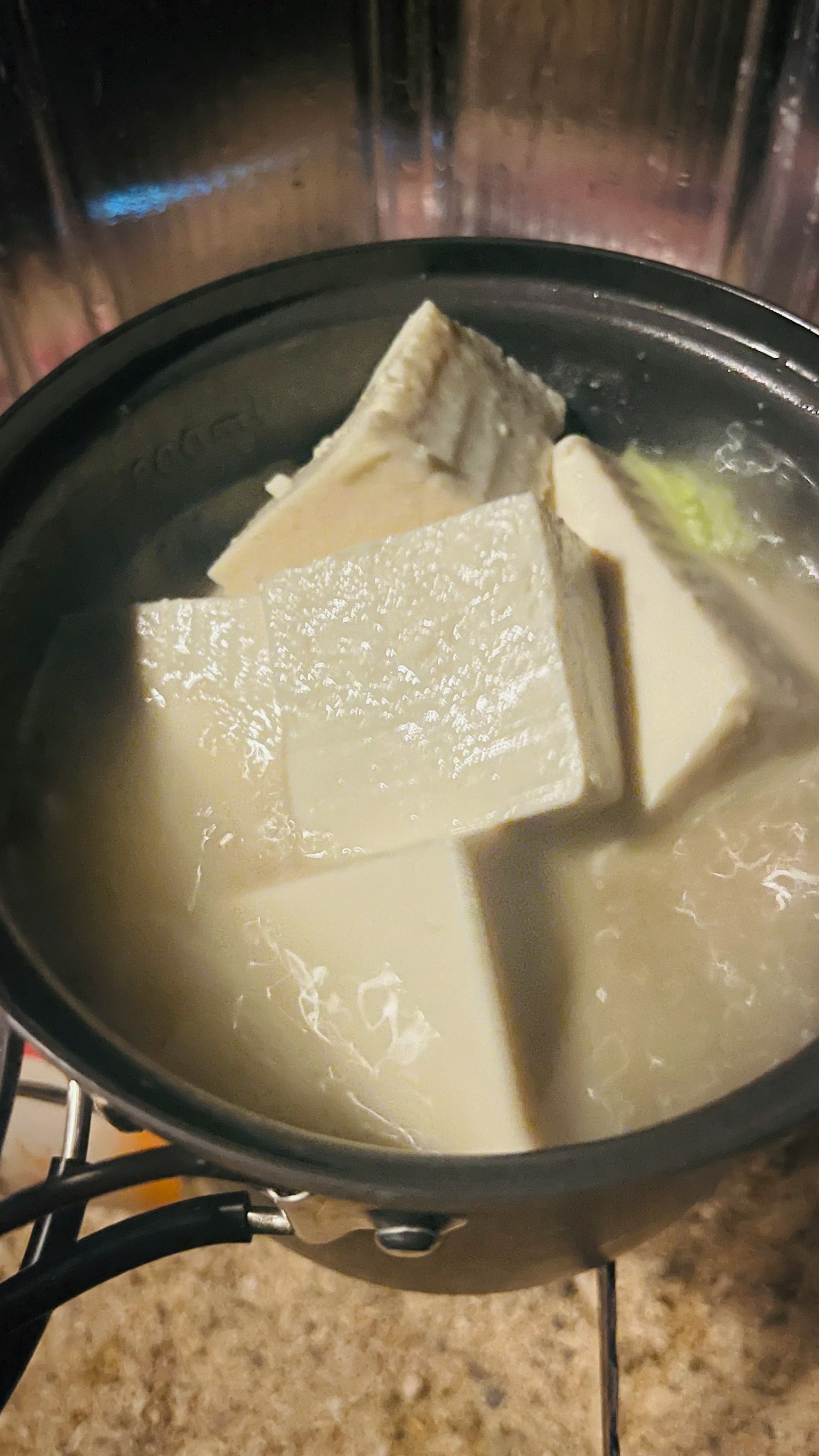 锅中煮沸的豆腐块和白色液体