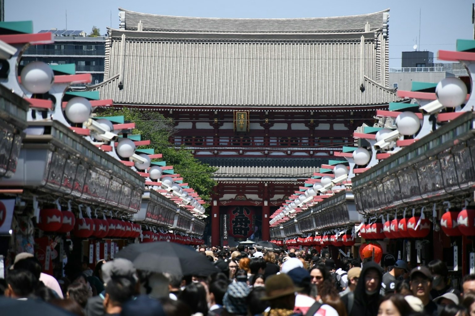 Belebte Straße in der Nähe des Sensoji-Tempels mit Menschenmengen