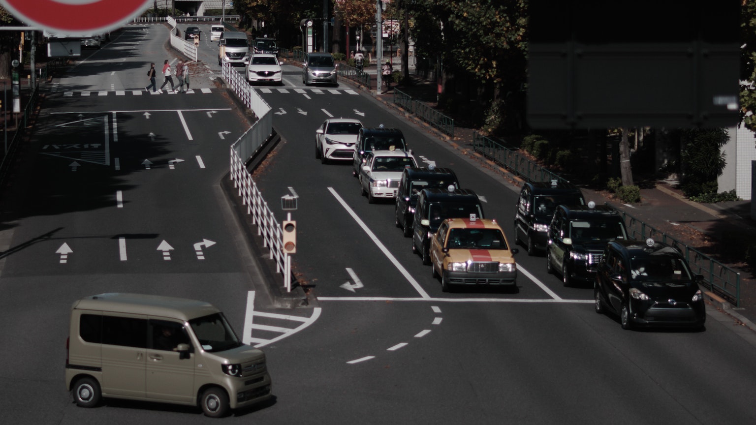 城市交叉口的交通场景,有多辆汽车