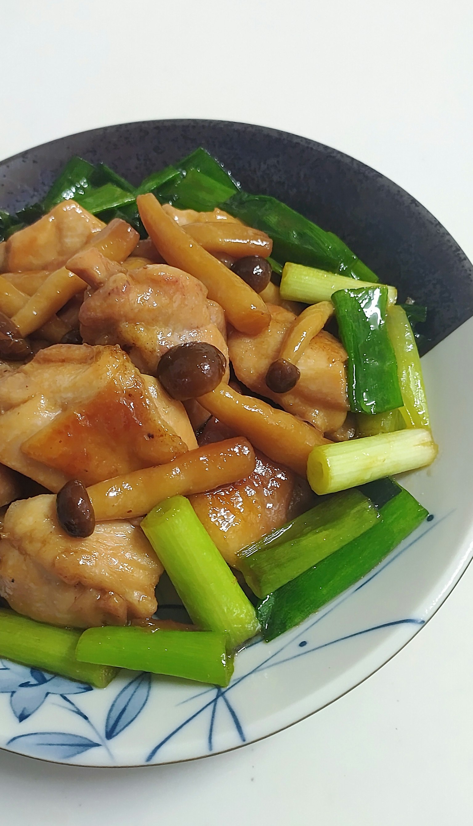Plato de pollo y cebolla verde con salsa