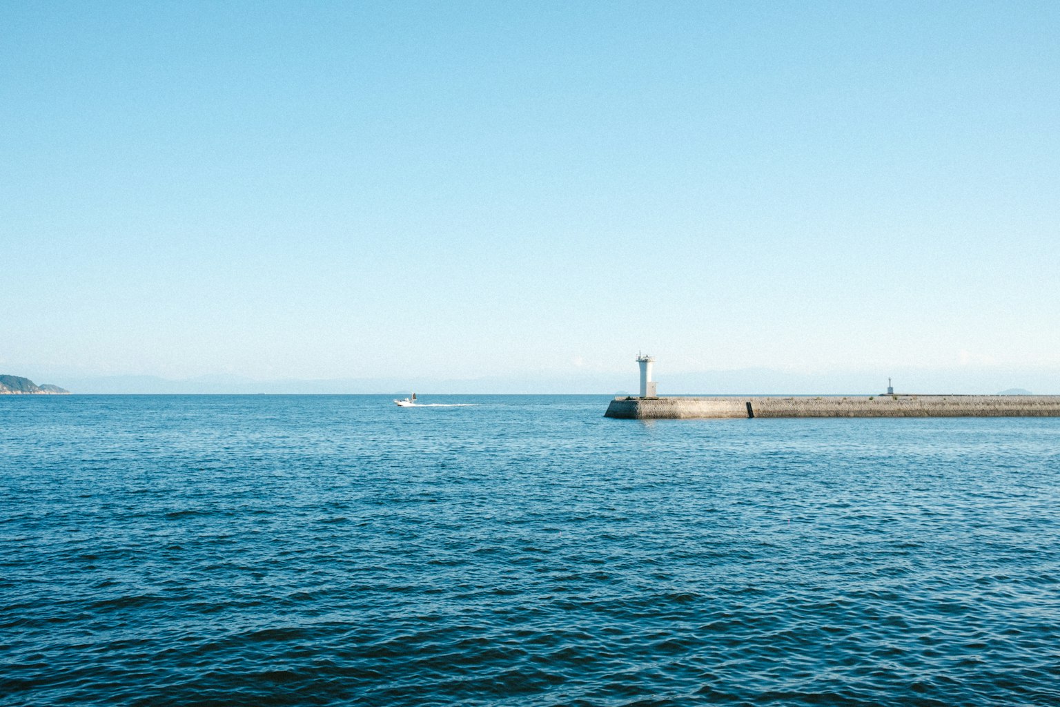 Vue panoramique de l'océan bleu et du ciel avec un quai
