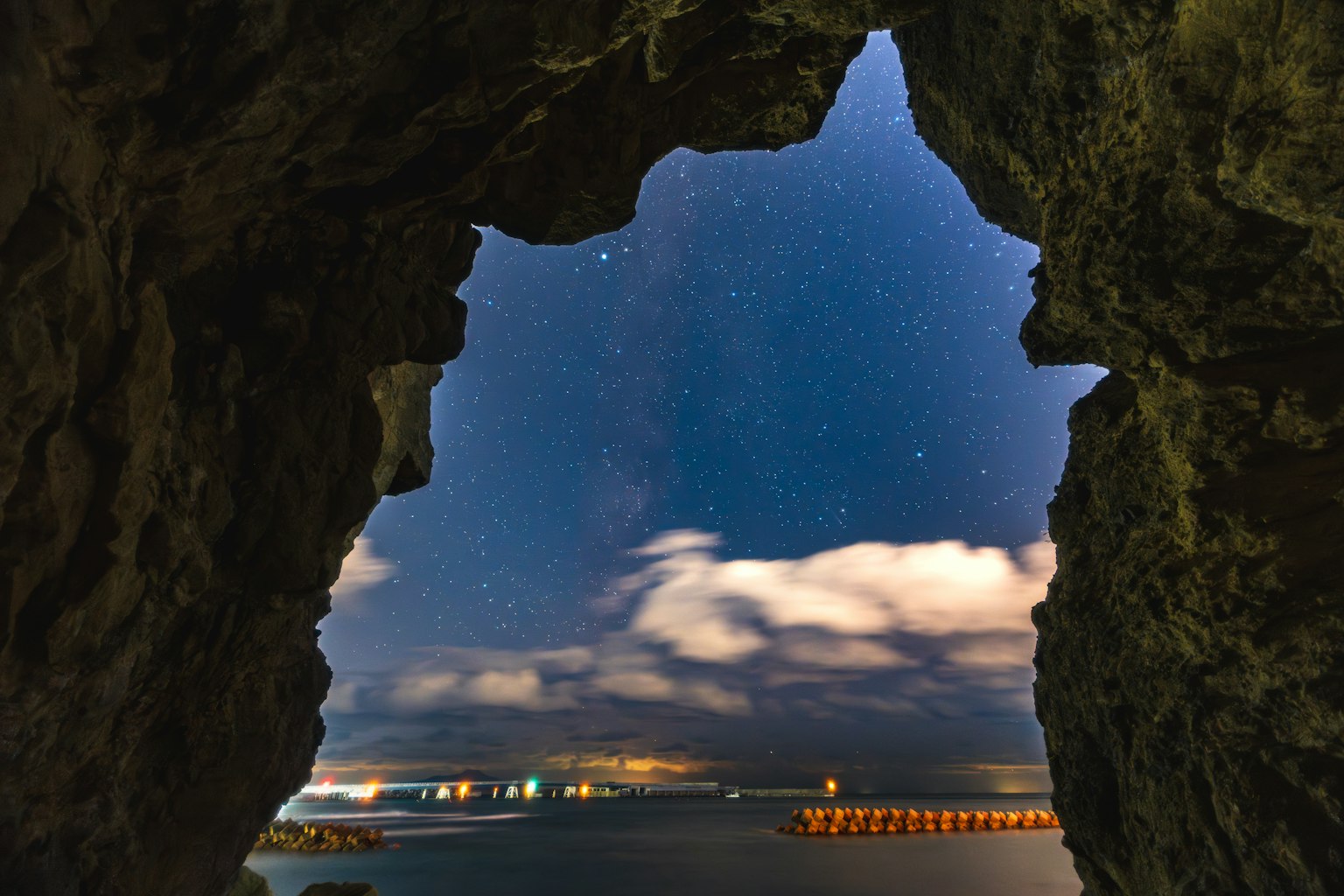 从洞穴看星空和海洋的景色