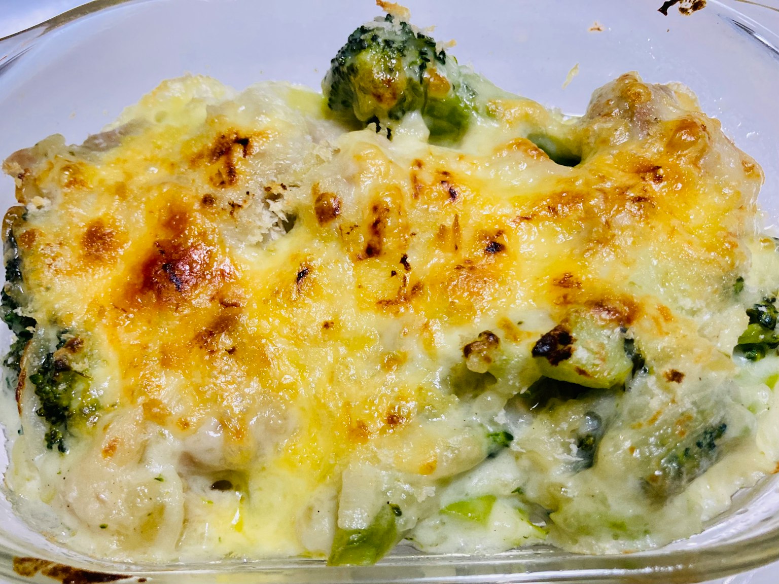 Brokkoli und Sahnesoße Gratin mit goldbrauner Oberseite