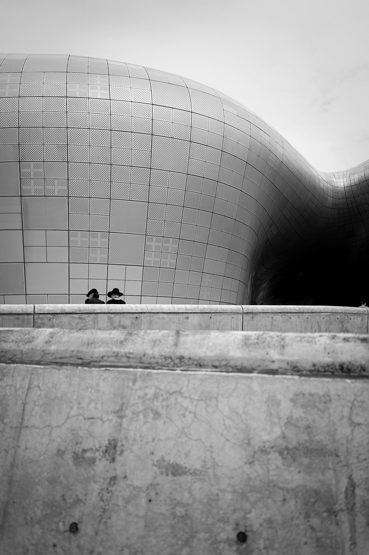 暗い背景にシンプルなデザインのグレーの四角形