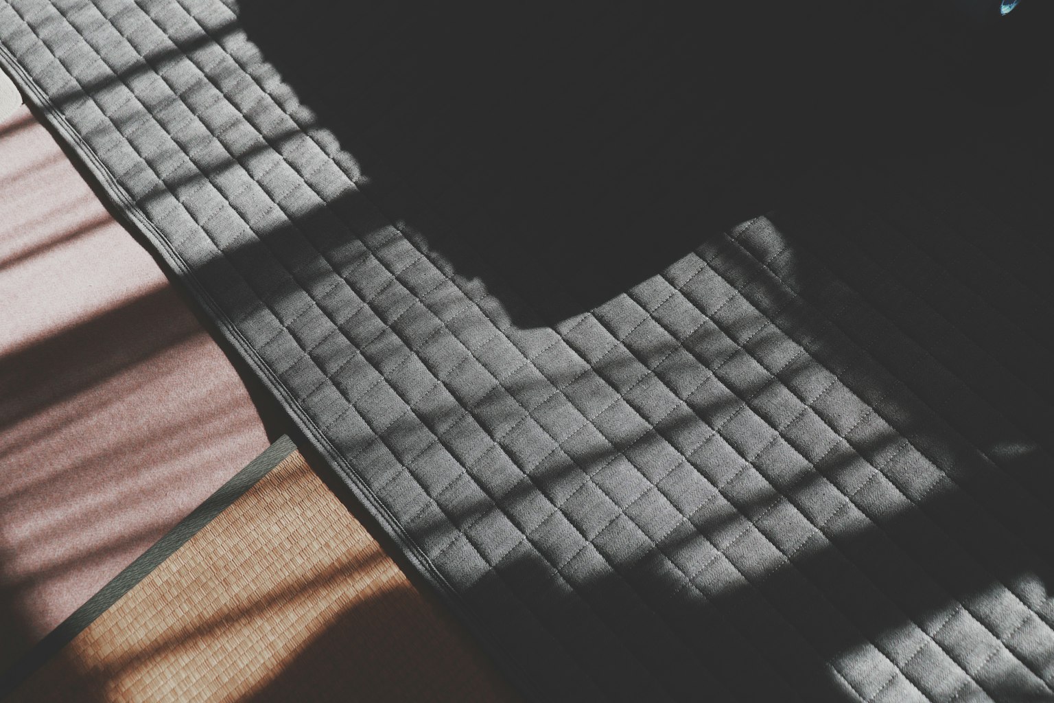 Texture sur le sol avec des lumières et des ombres croisées