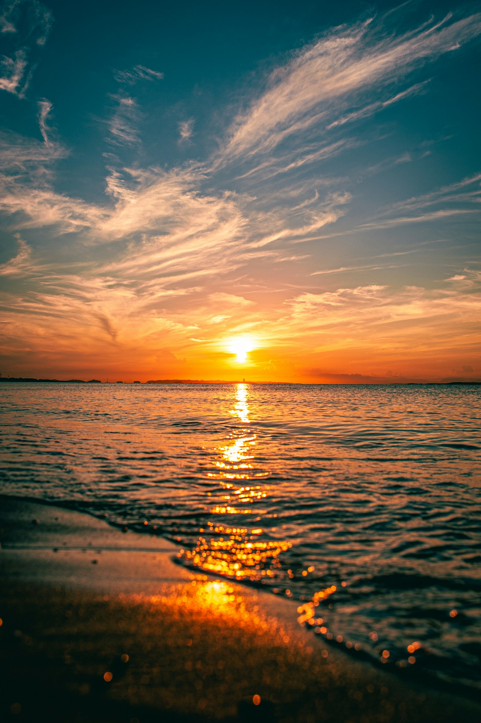 Magnifique coucher de soleil sur la mer avec des reflets orange sur l'eau