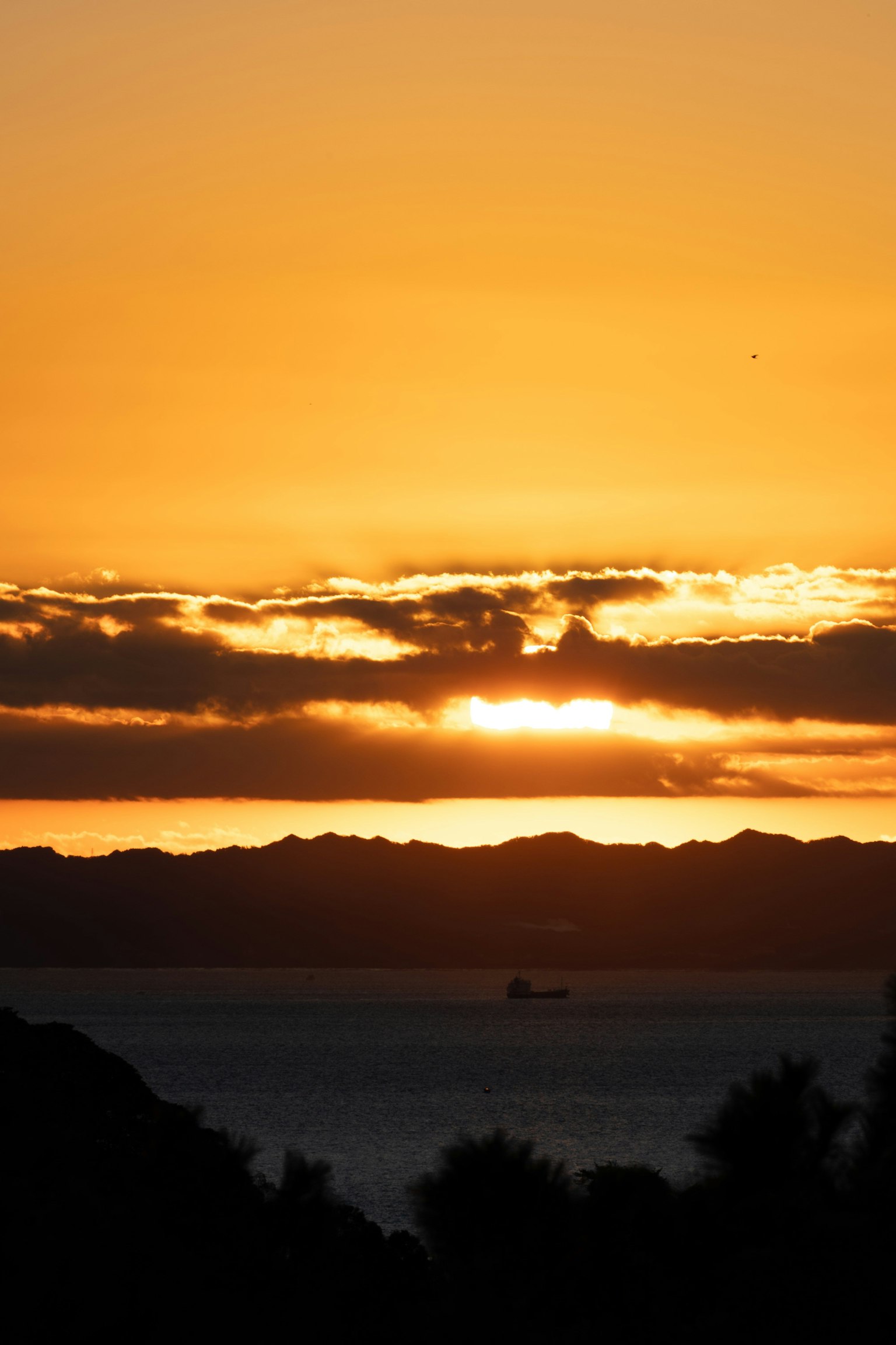 Magnifique coucher de soleil sur l'océan avec des teintes vibrantes d'orange et de jaune dans le ciel