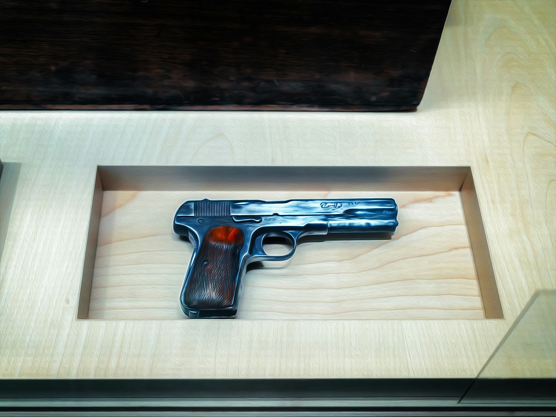 木製の額縁に収められた拳銃のディスプレイ