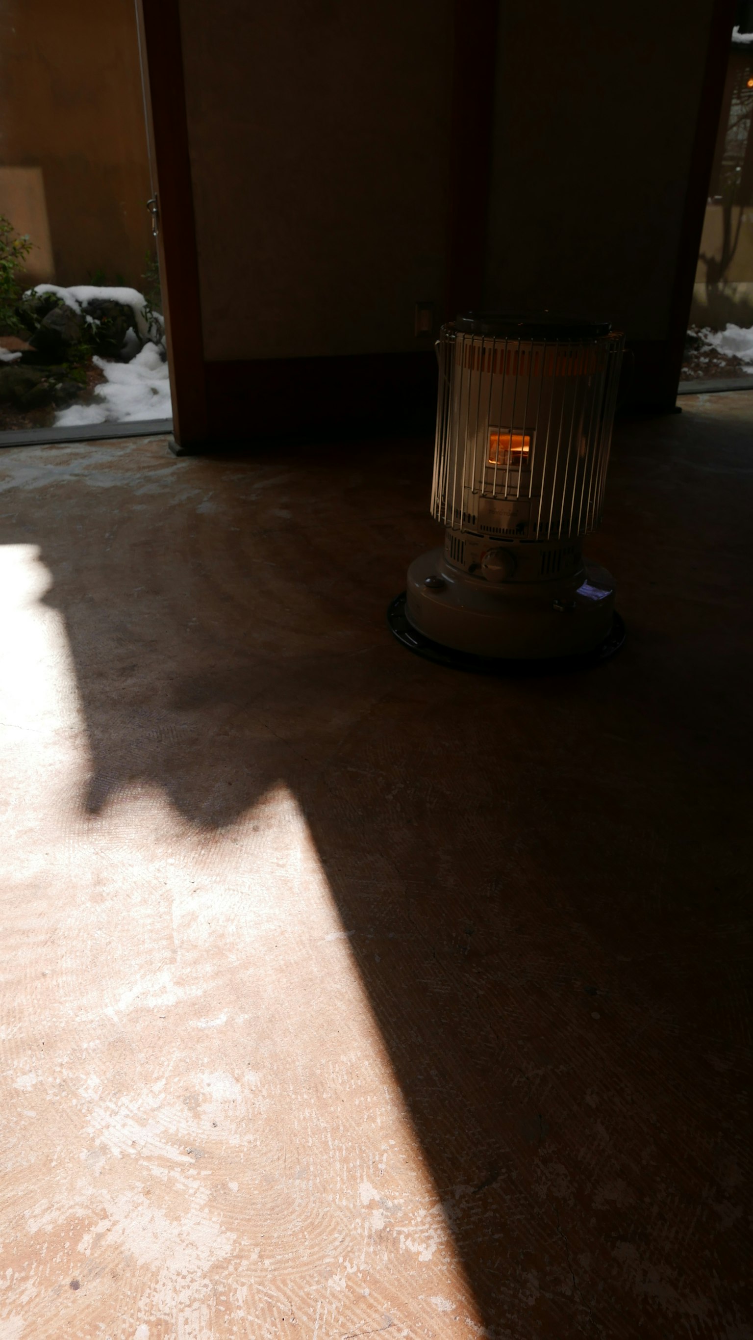 Espace intérieur avec un radiateur et des ombres