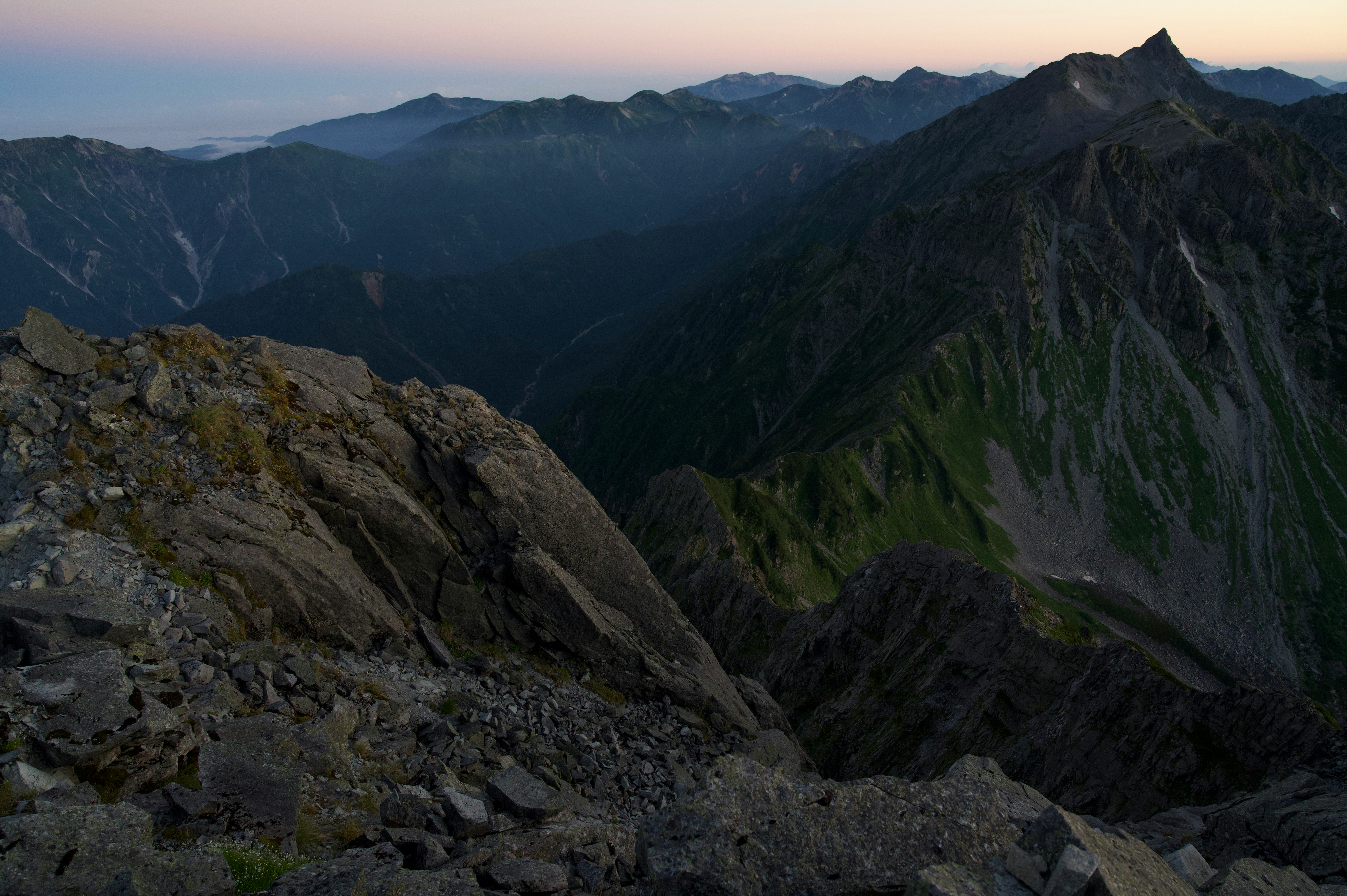 Blick auf Bergkämme im Dämmerlicht von felsigem Gelände