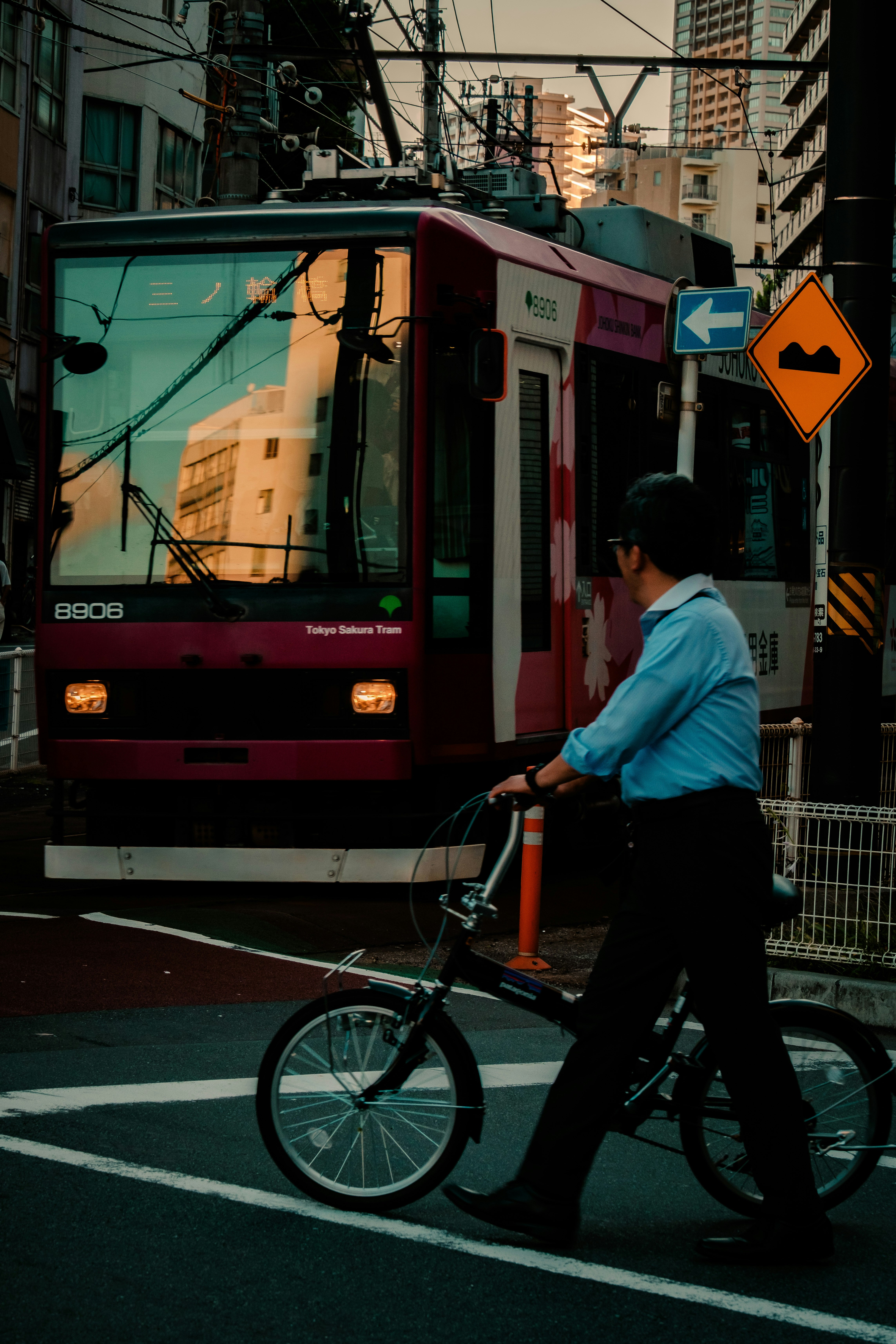 騎自行車的人與有軌電車的城市路口