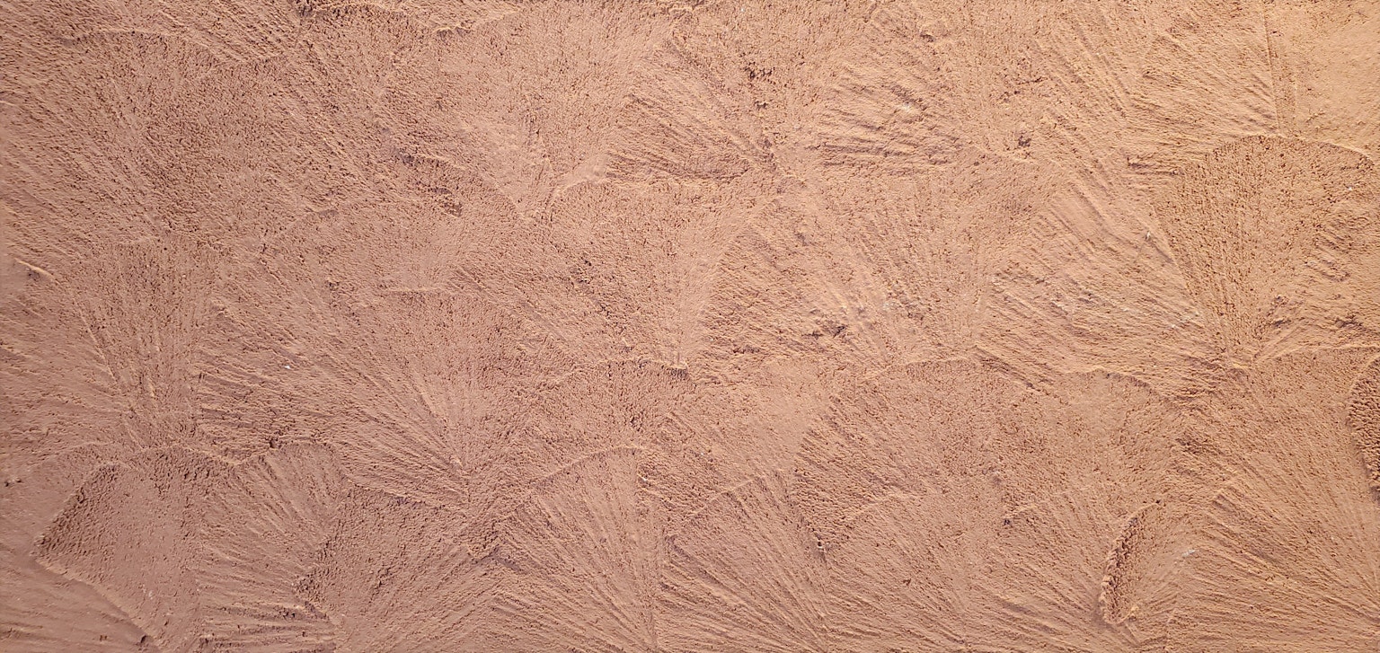 Détail d'une surface murale texturée beige clair