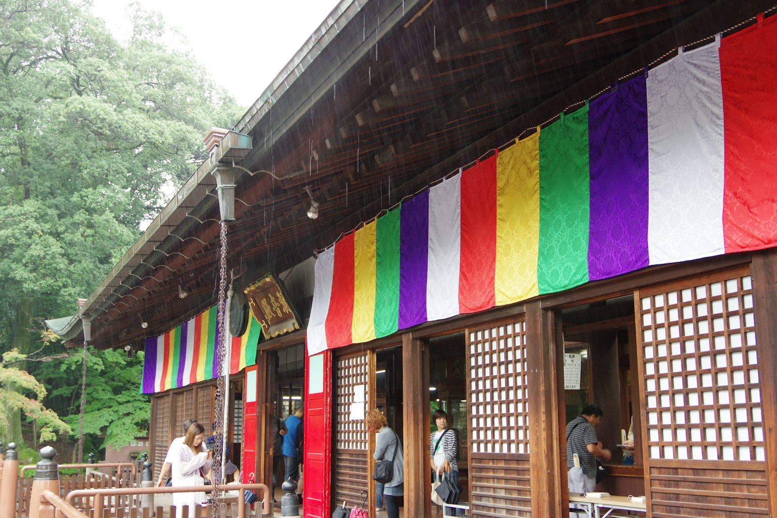 傳統木建築懸掛著五彩旗幟