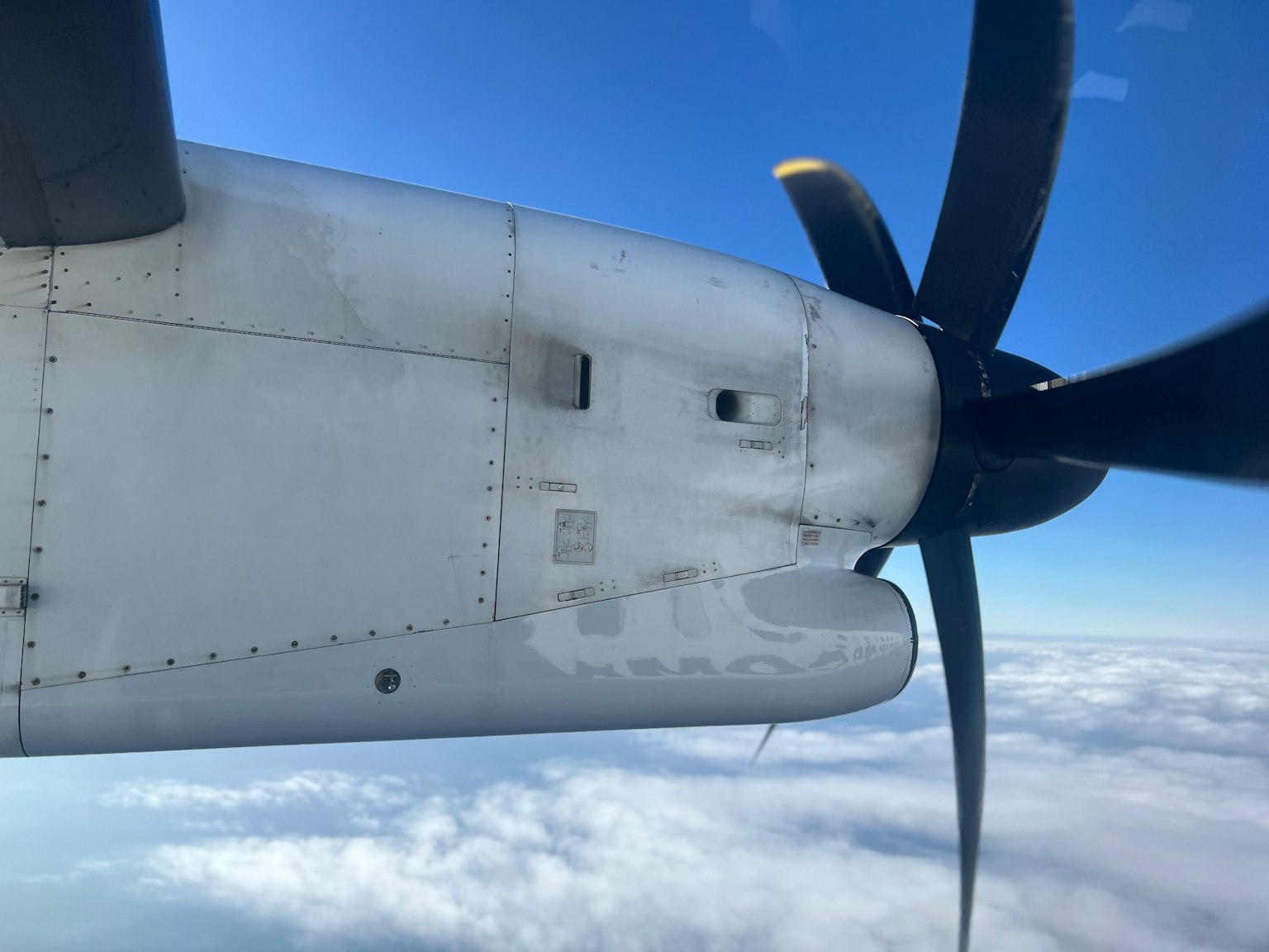 飛機螺旋槳和機翼的一部分在空中的視圖