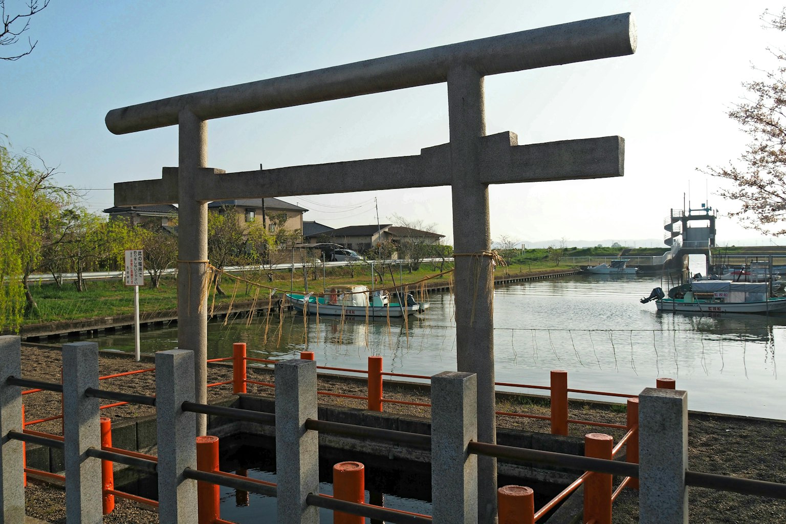 Portale torii con vista serena sull'acqua