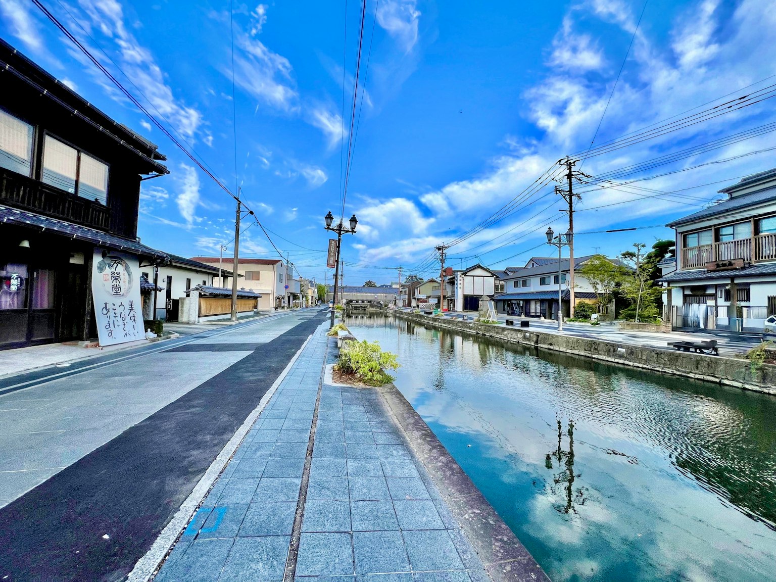 Vista panoramica di un canale in Giappone con cielo blu e nuvole