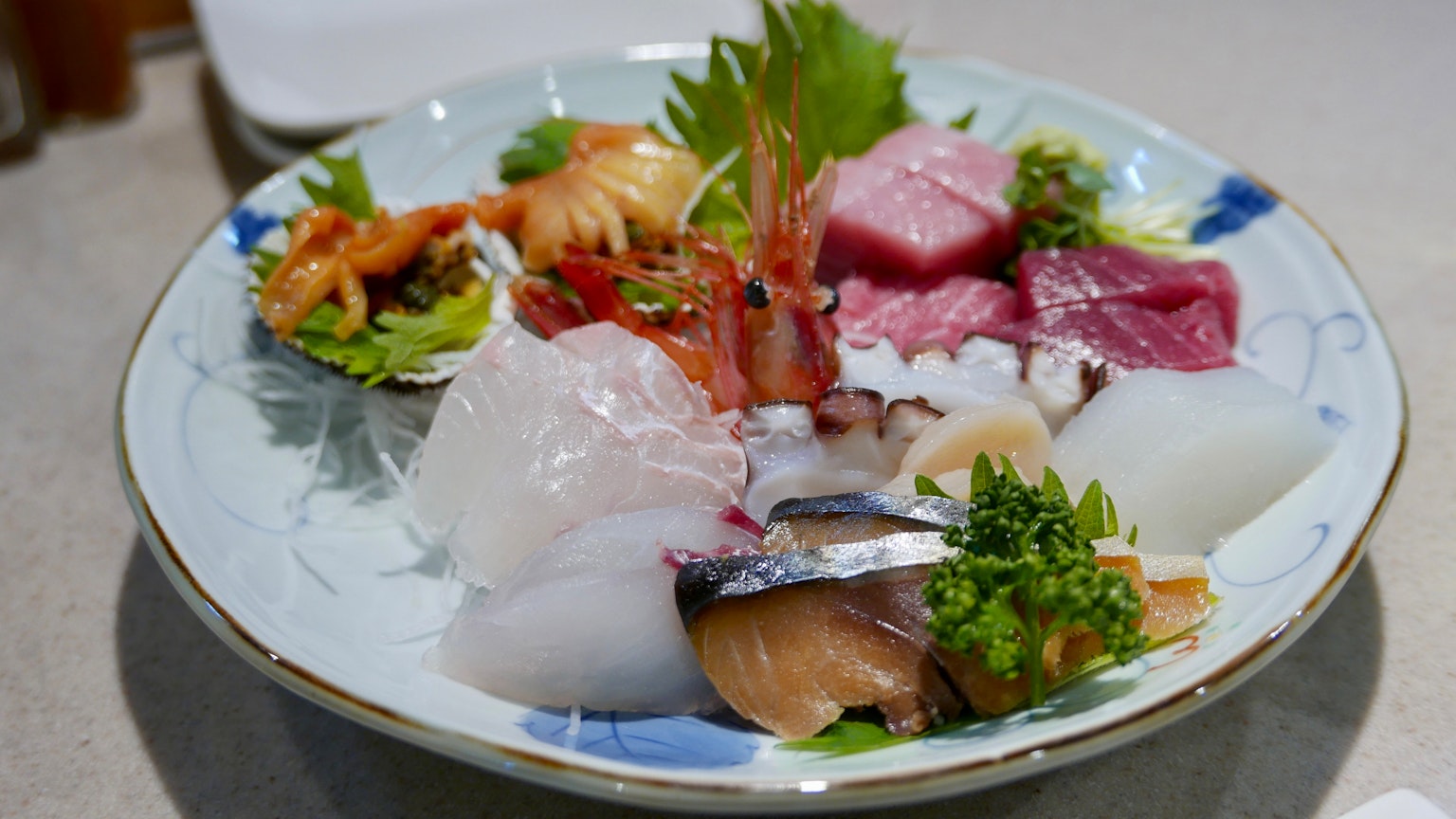 Schöne Sashimi-Platte mit frischen Meeresfrüchten und buntem Gemüse