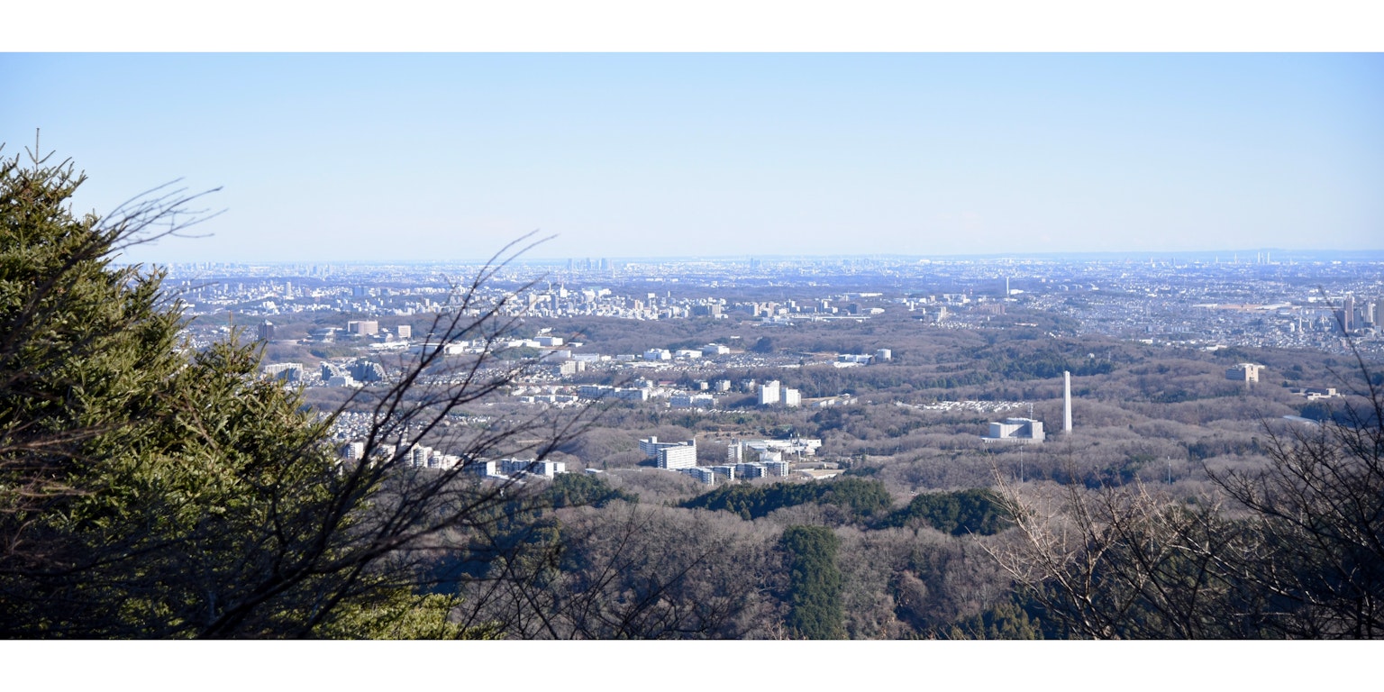 在晴朗蓝天下的城市景观全景