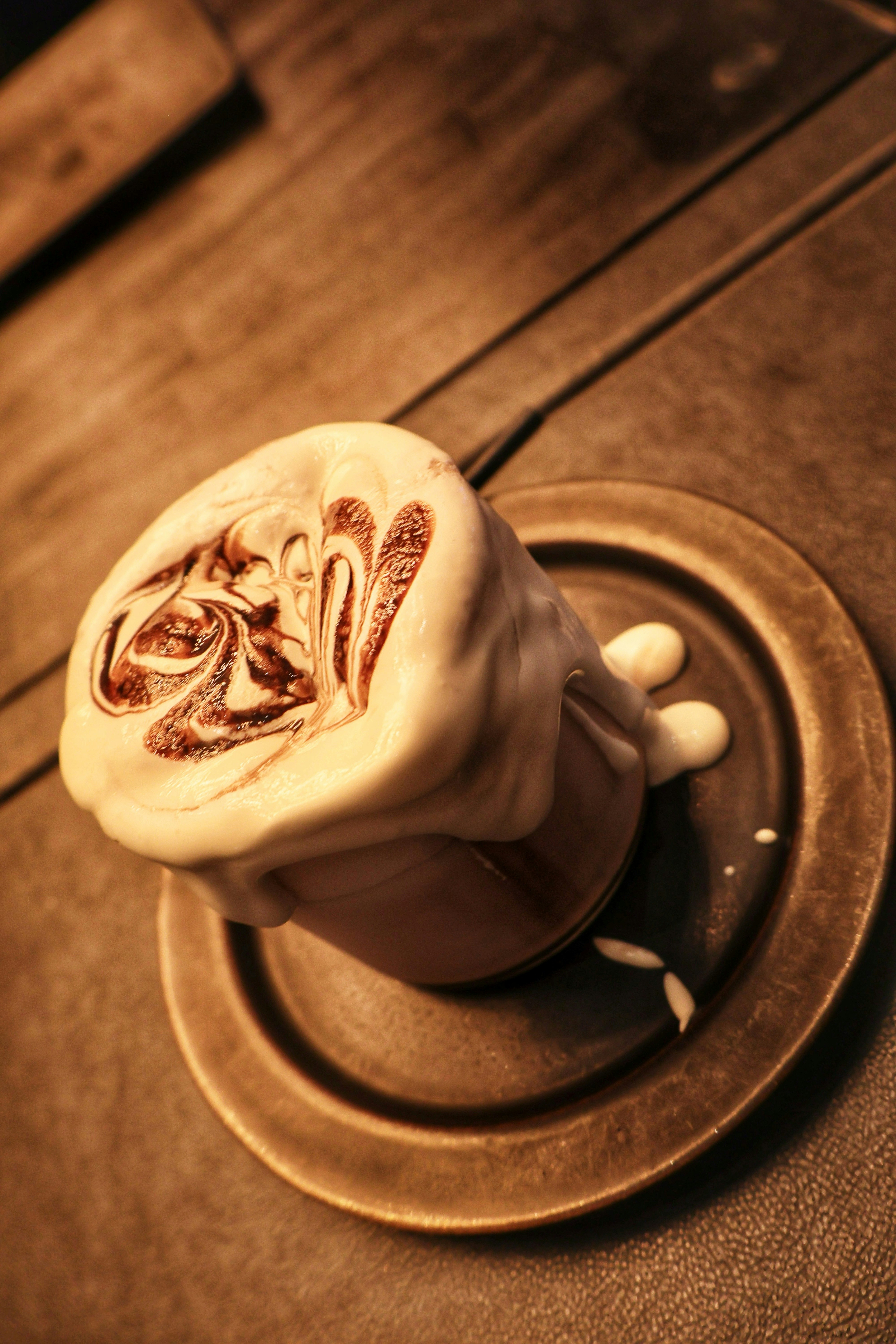 Bild von einem Cocoa-Cream-Latte mit herbstlichem Flair