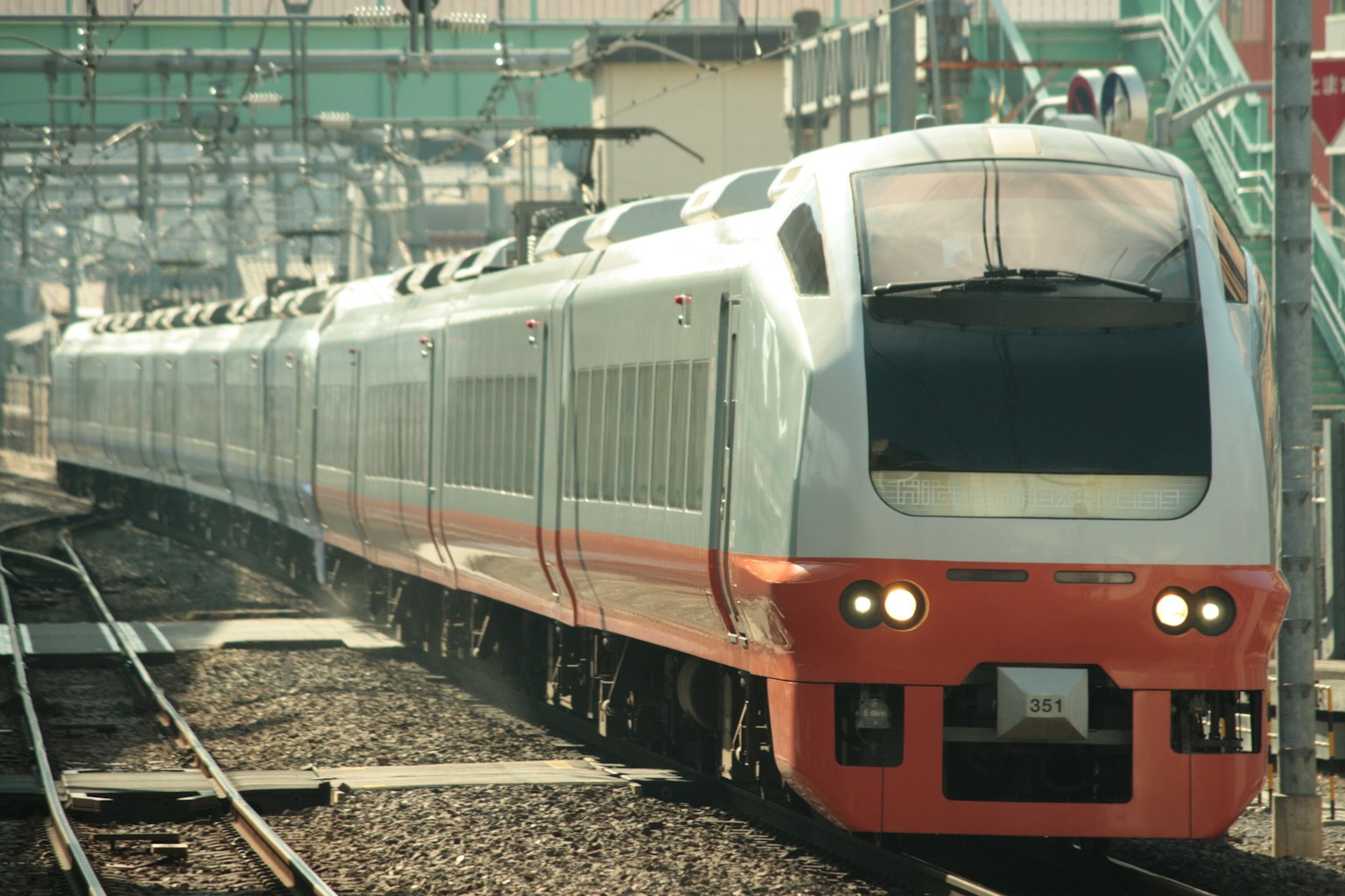 Un train moderne au design élégant circulant le long des rails
