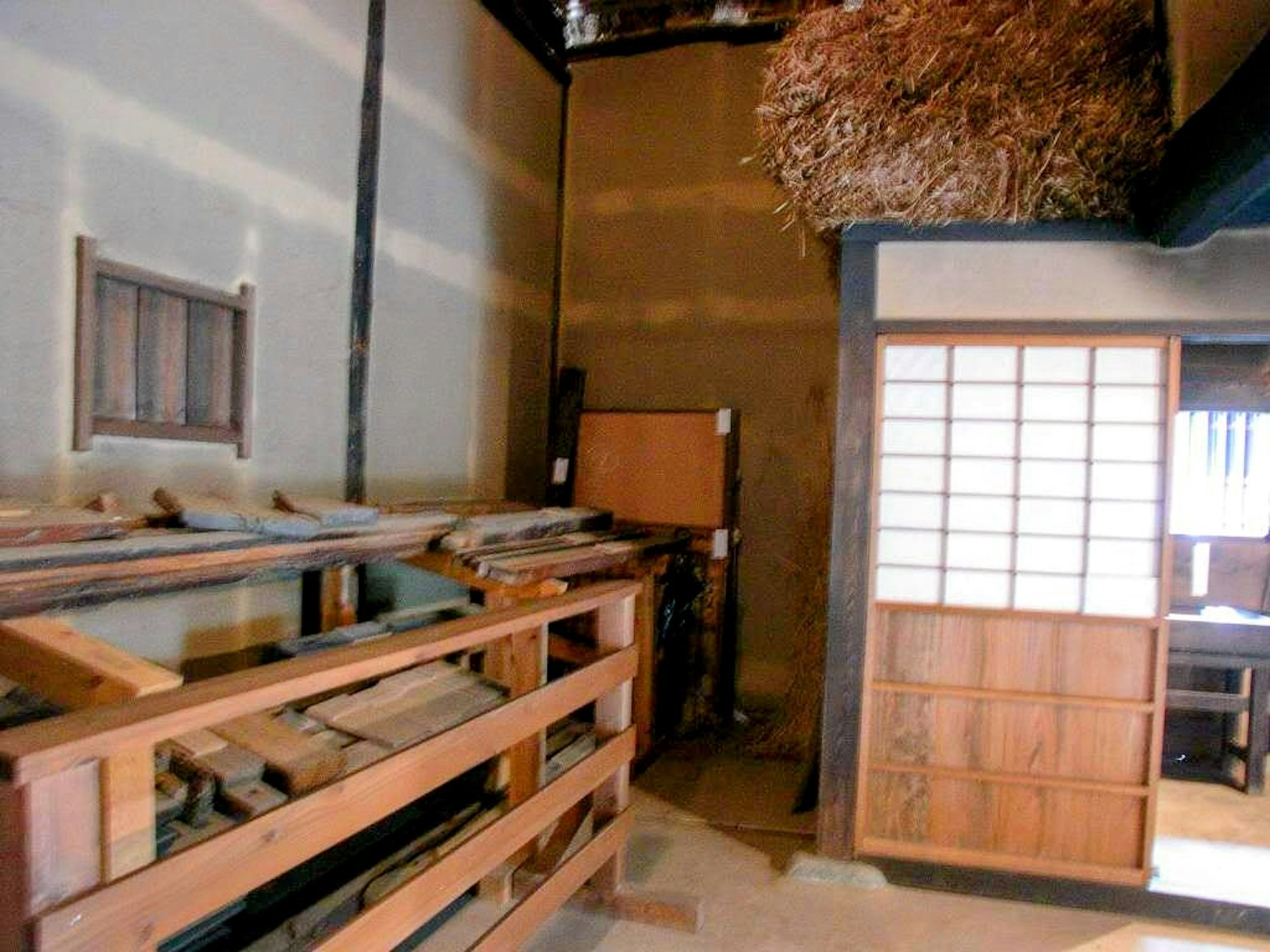 Interno di un antico edificio giapponese con scaffali in legno e porte shoji