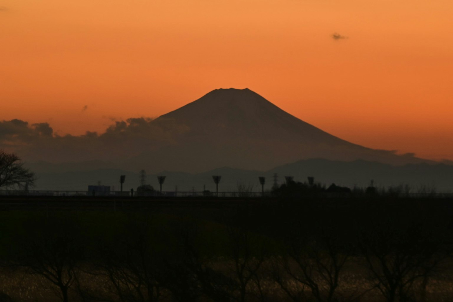 Silhouette du mont Fuji contre un ciel de coucher de soleil
