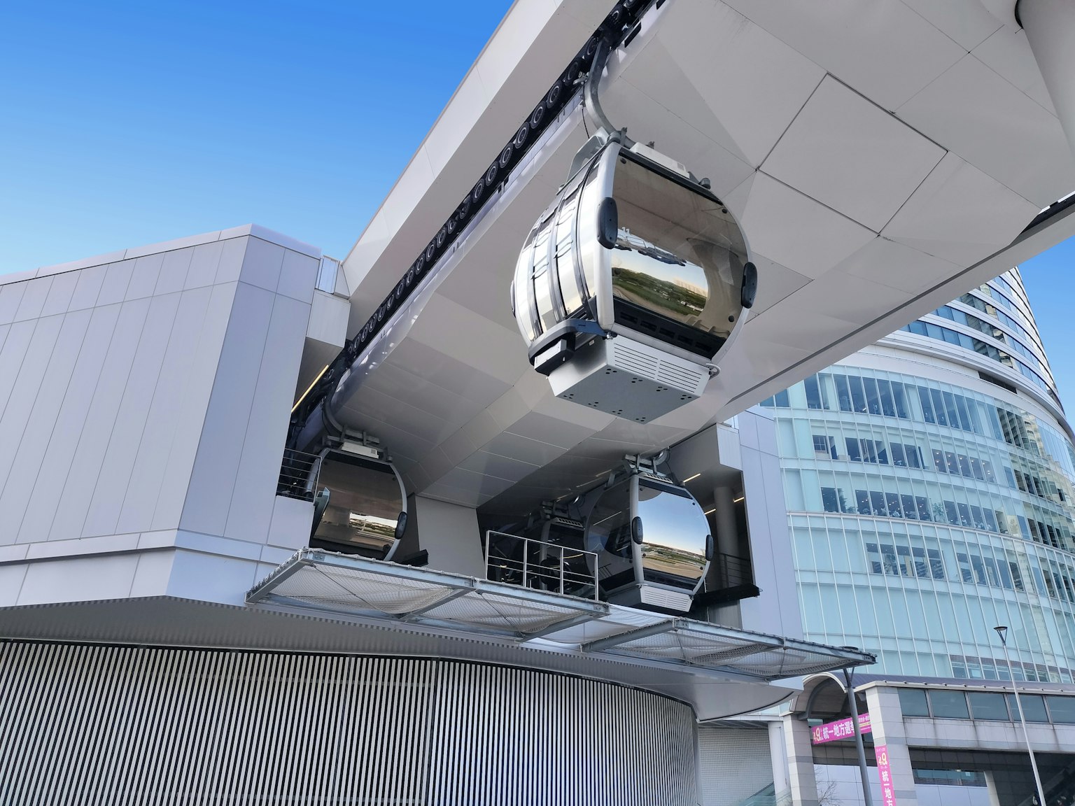 Estación de teleférico moderna con góndolas