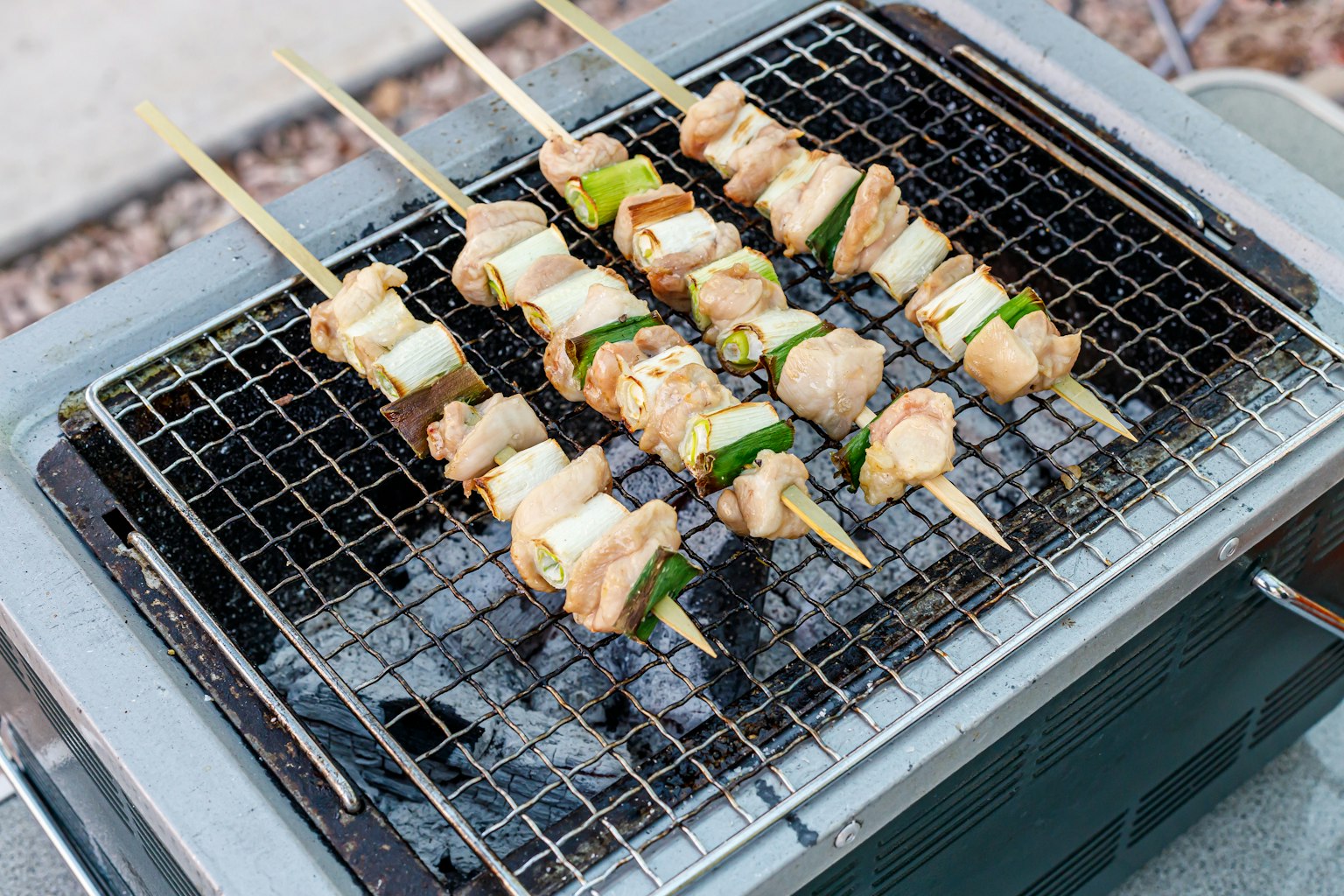 Tusuk sate ayam dan sayuran yang dipanggang di atas bara
