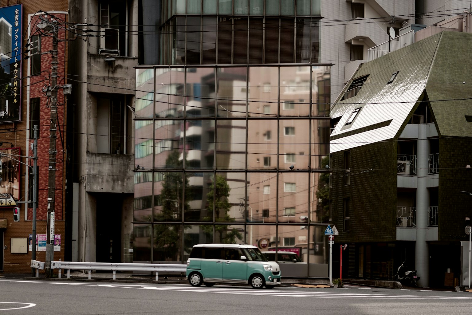 城市景觀現代建築反射綠色汽車駛過