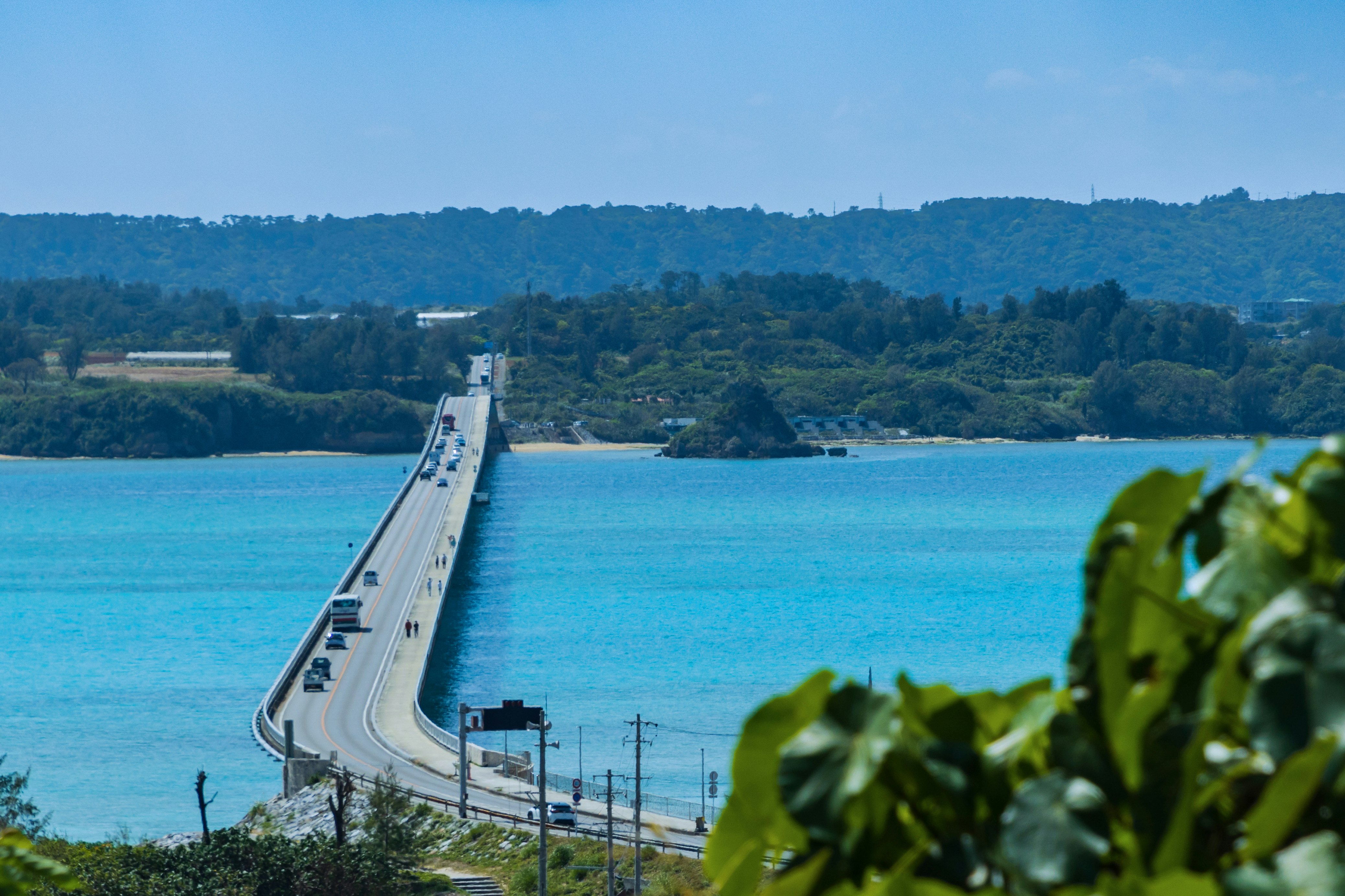 湖畔を走る長い橋と青い水面の風景