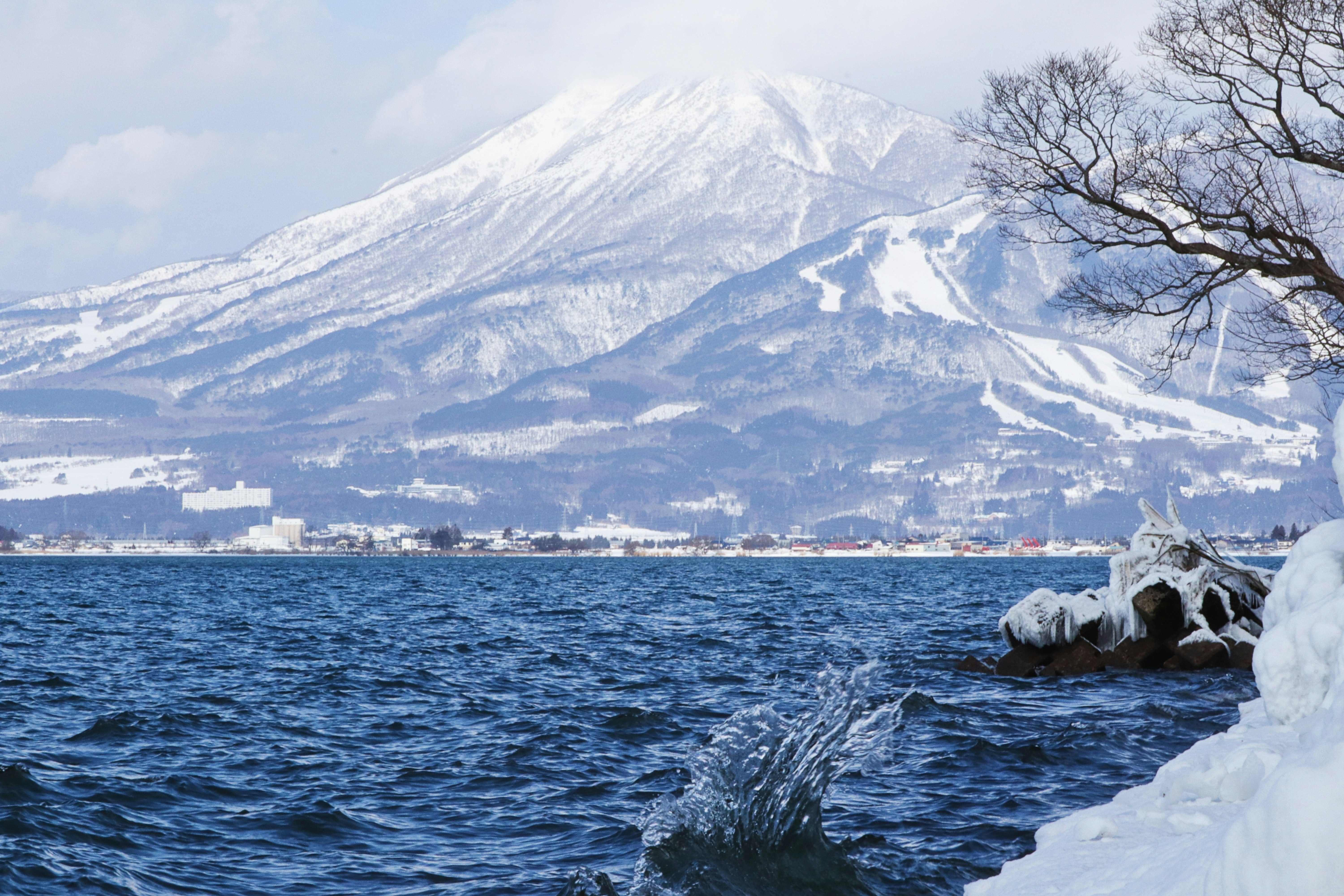 福島県の猪苗代湖に広がる冬の雪景色と湖面の氷