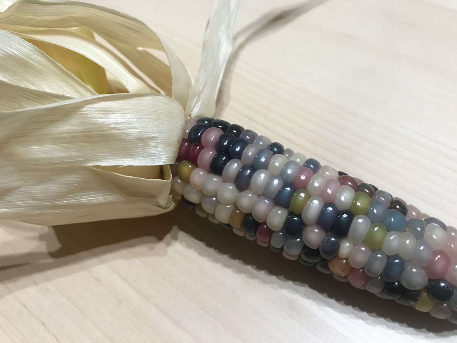 用彩色珠子装饰的玉米形状物体和丝带