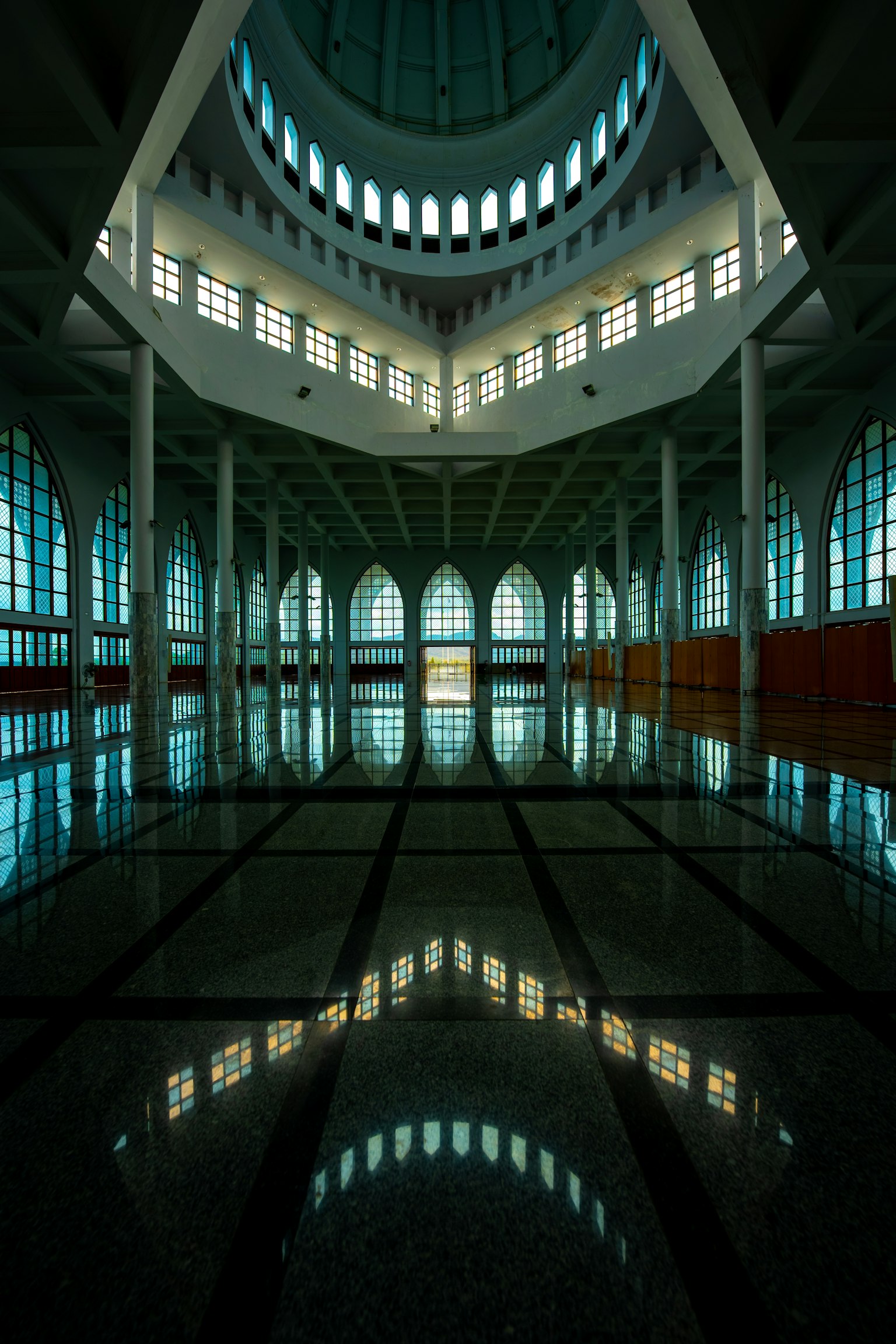 Kotak abu-abu sederhana di latar belakang gelap