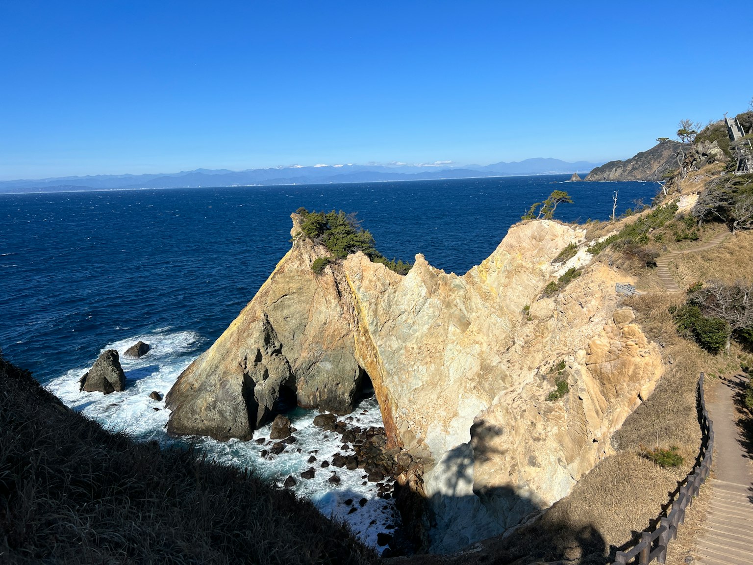 Costa panoramica con scogliere e oceano blu