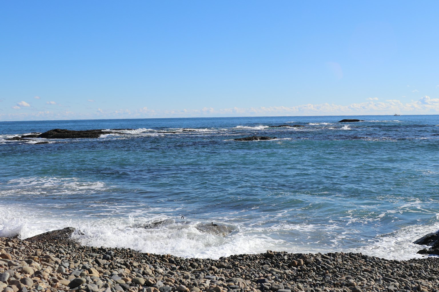 蓝色海洋波浪拍打岩石海岸的风景