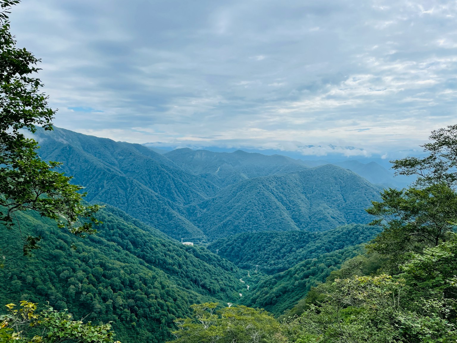 Pemandangan panorama pegunungan dan lembah hijau