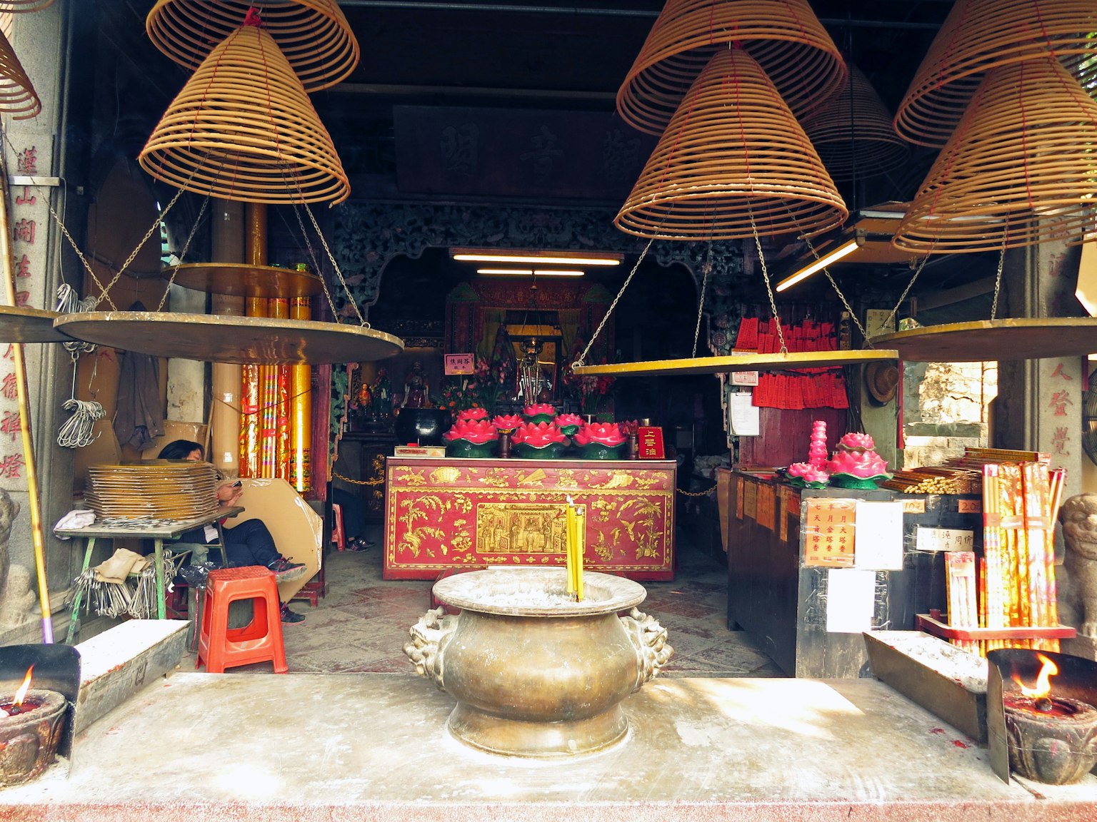 傳統寺廟內部，帶有香爐和大型香圈