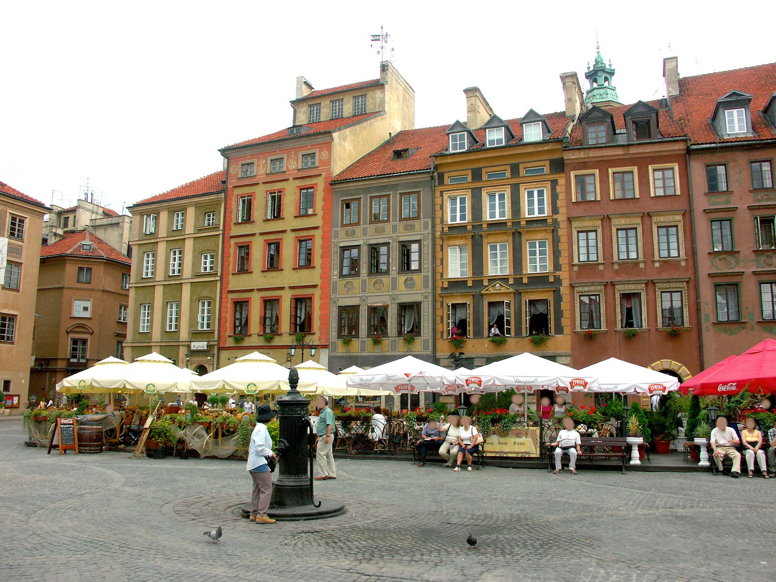 Edifici colorati e scena di mercato nella Piazza del Mercato Vecchio di Varsavia