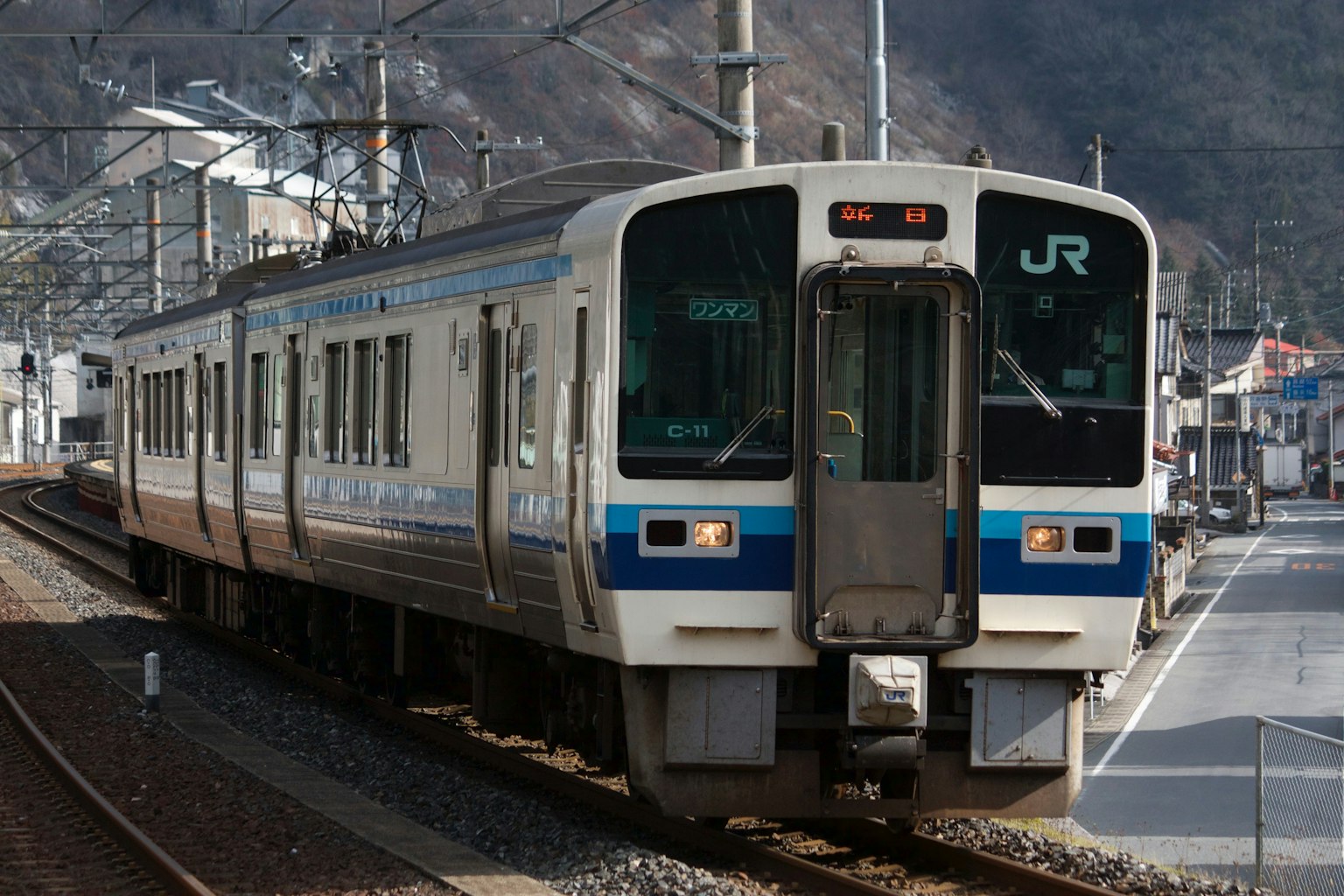 JR列車停靠在車站
