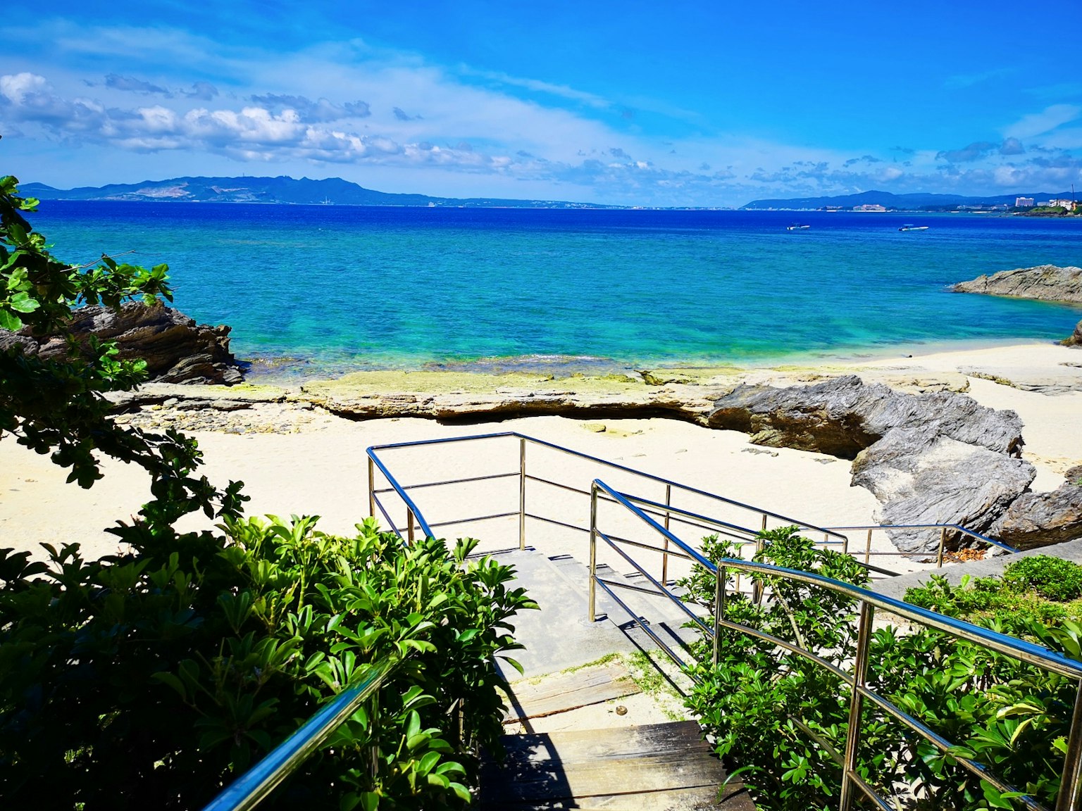 风景如画的海滩景观，楼梯通向碧绿的海水