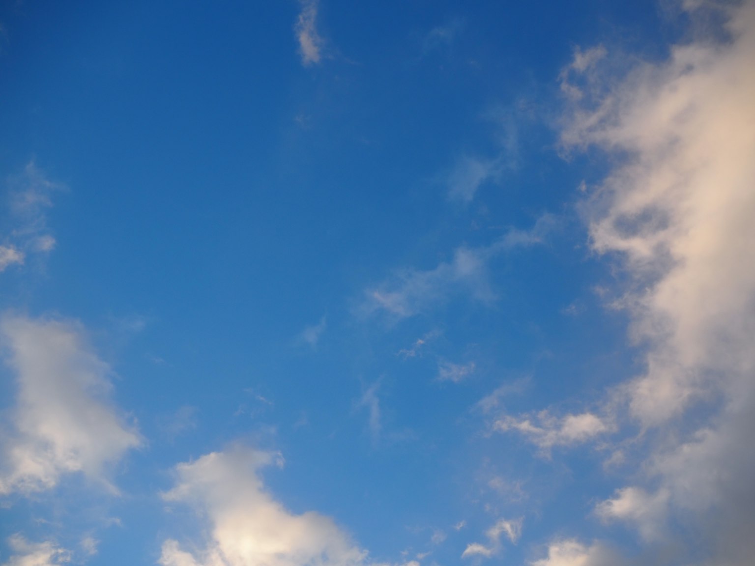 Klarer blauer Himmel mit weißen Wolken
