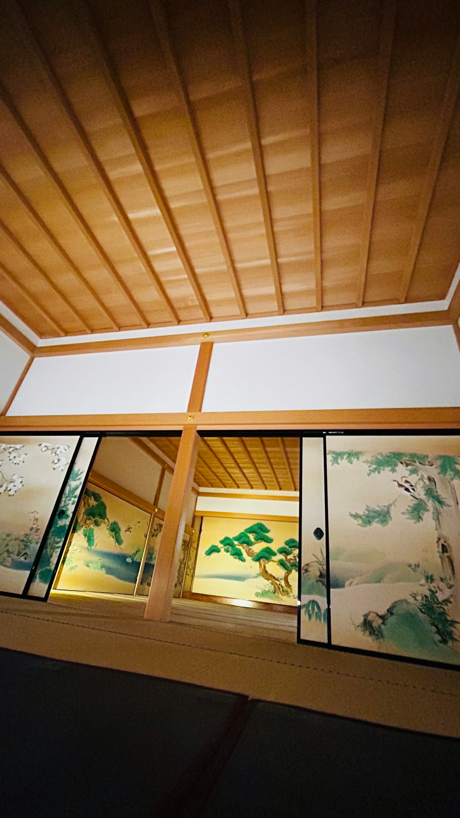 Interior ruangan Jepang tradisional dengan langit-langit kayu dan pintu geser