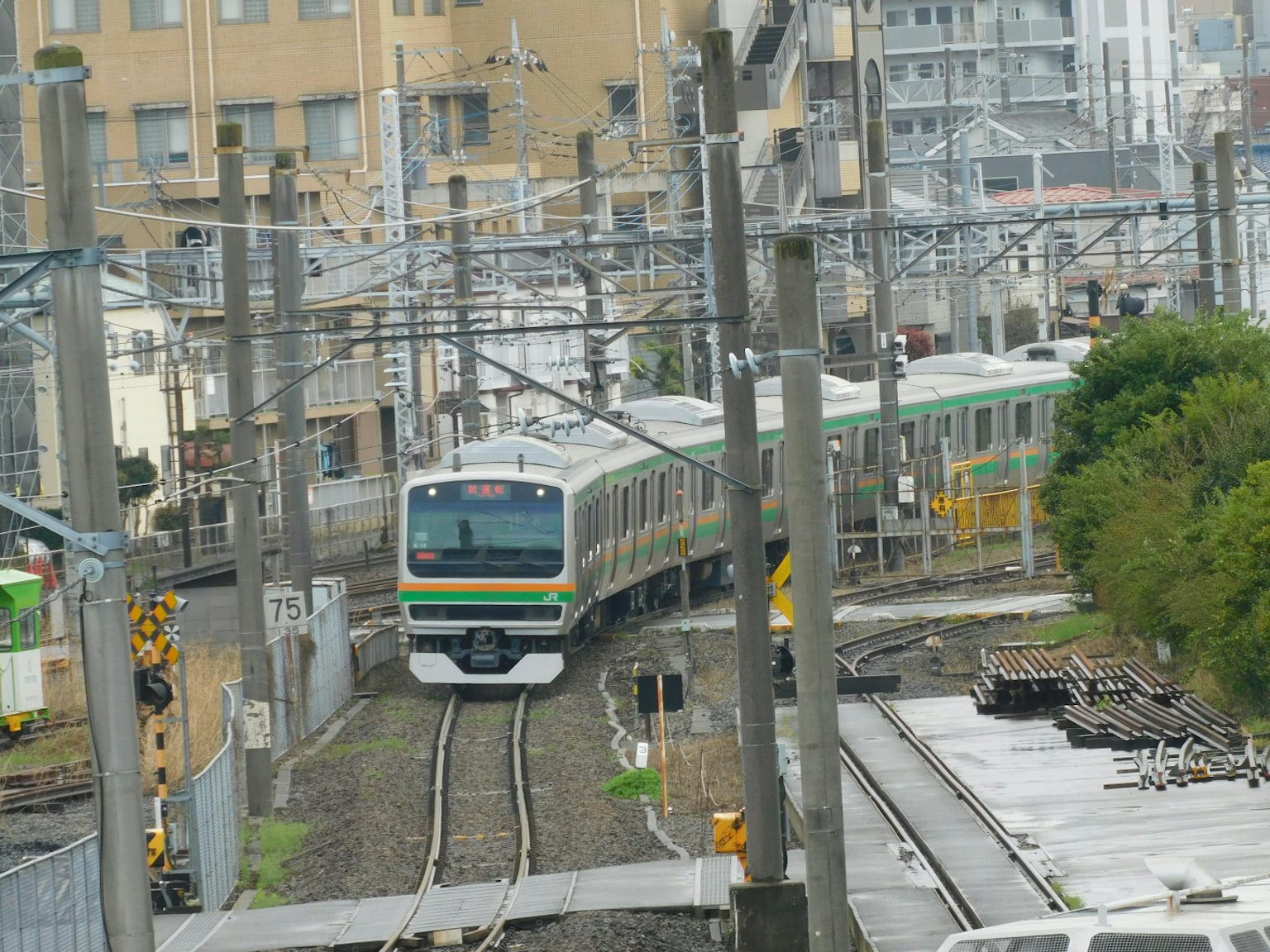 Treno che attraversa binari urbani