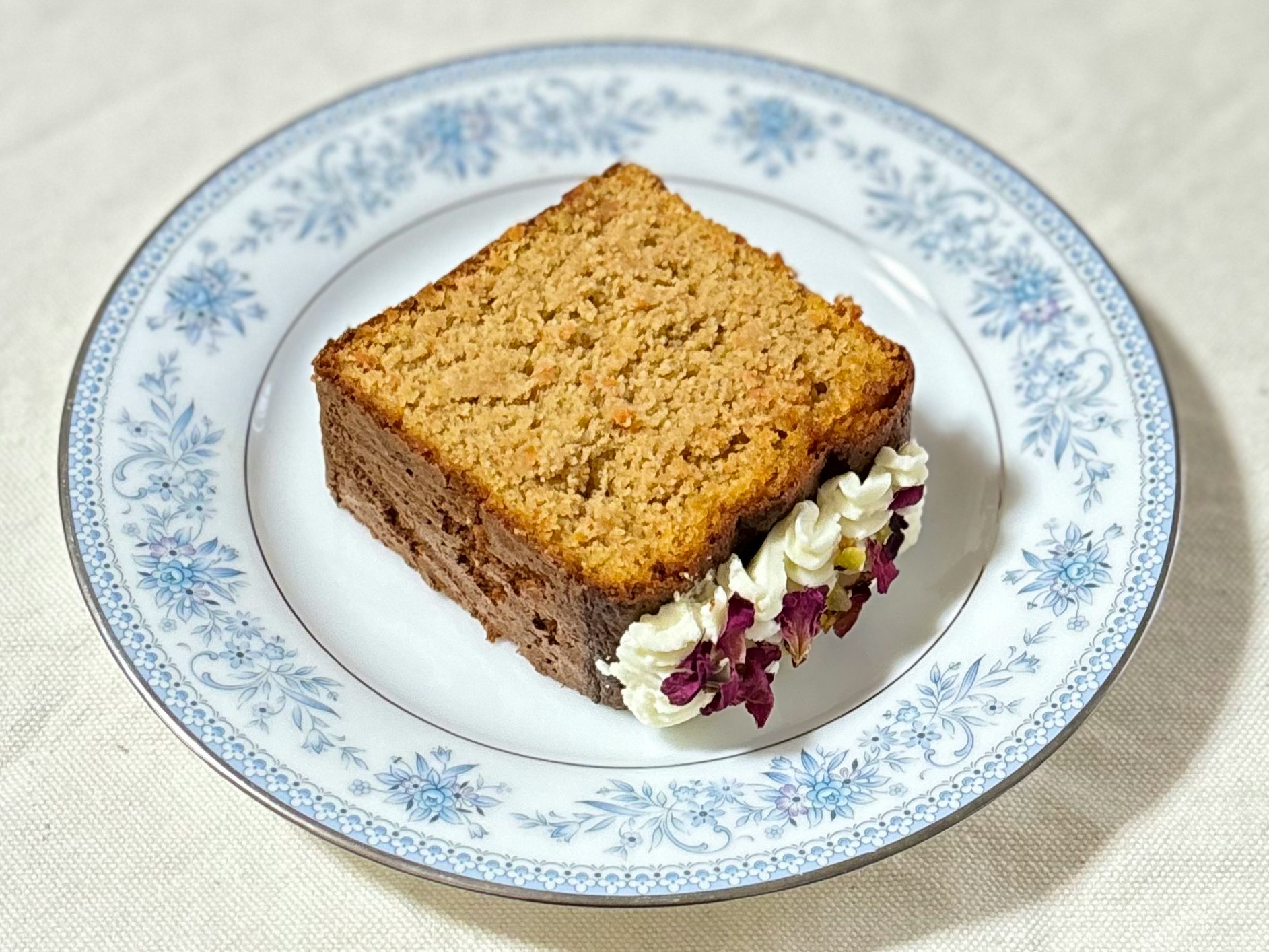 コーヒーケーキの一切れとクリームの飾り